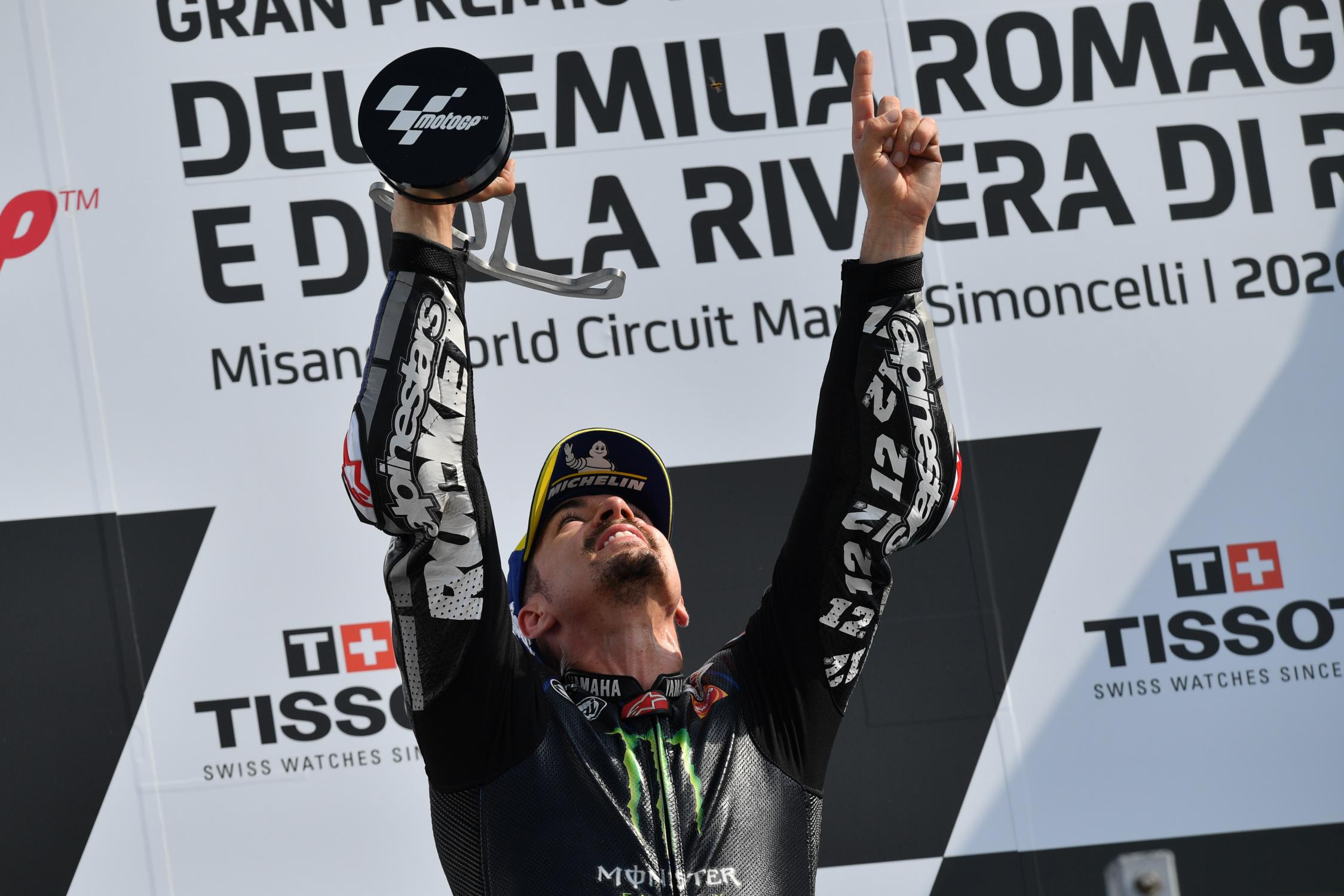 Maverick Viñales celebra su victoria en el podio de Misano.