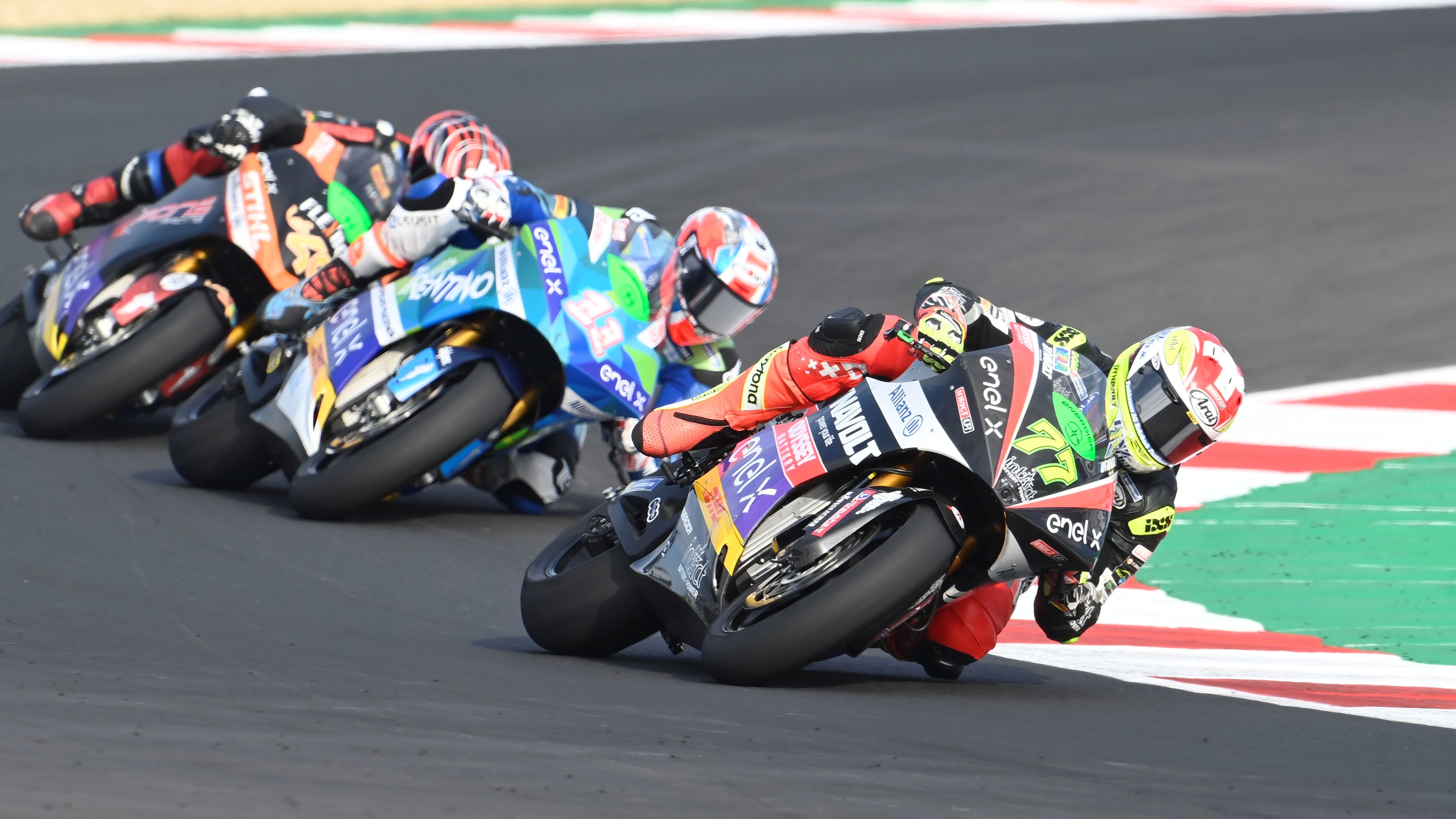 Dominique Aegerter seguido por Matteo Ferrari y Jordi Torres el año pasado en MotoE.