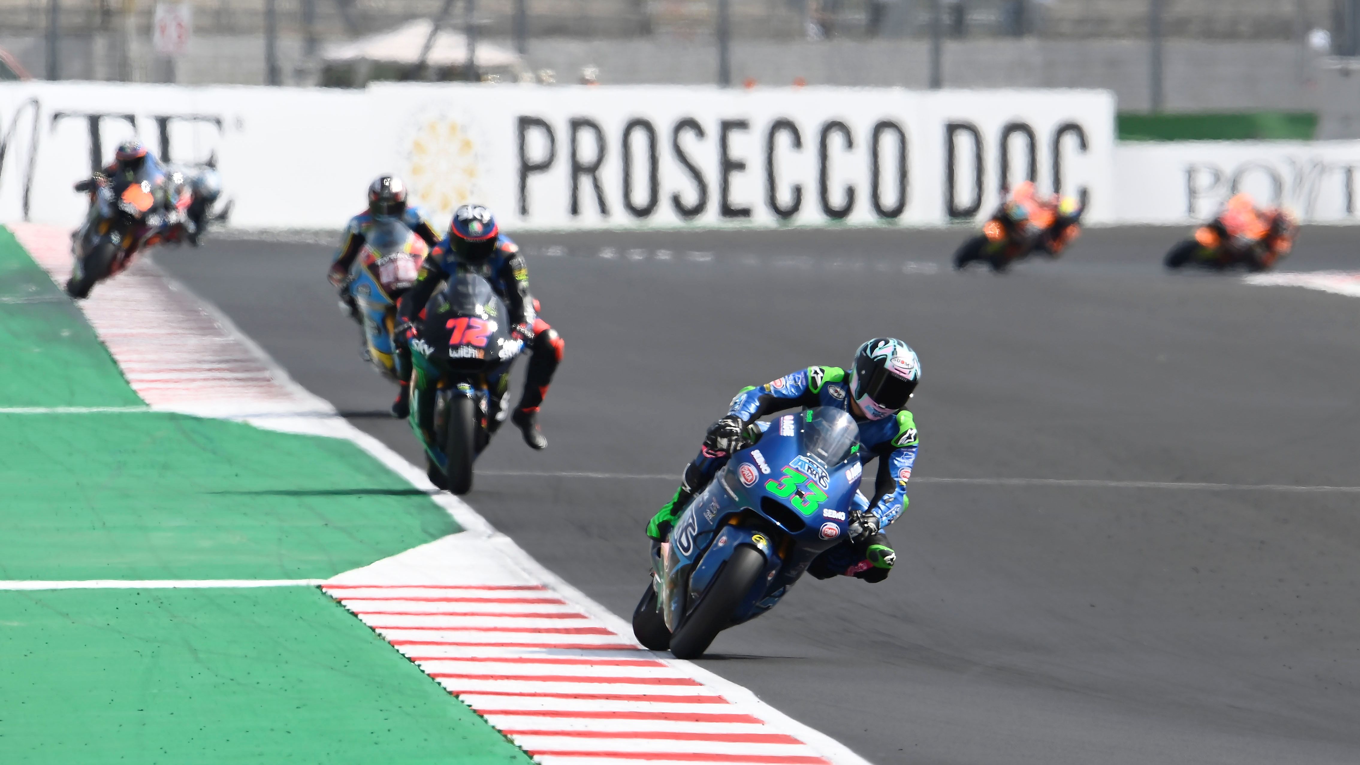 Enea Bastianini se escapa de Marco Bezzecchi y Sam Lowes