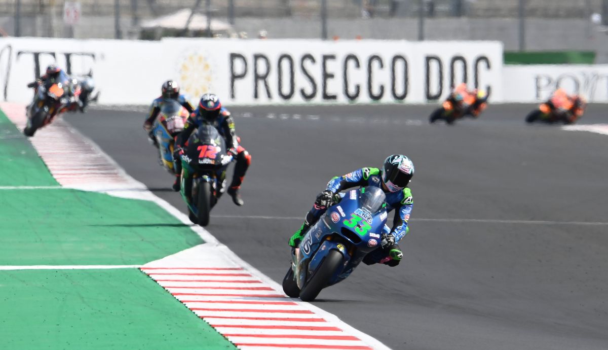 Enea Bastianini se escapa de Marco Bezzecchi y Sam Lowes Enea Bastianini se escapa de Marco Bezzecchi y Sam Lowes