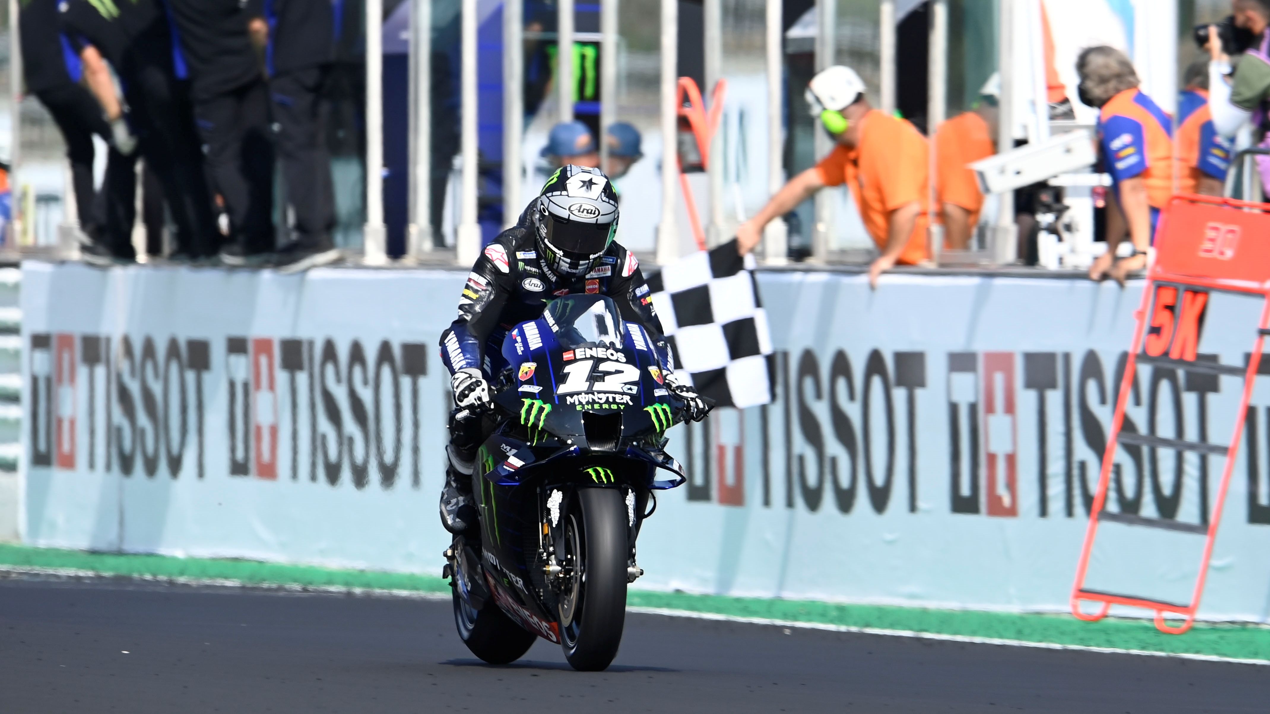 Maverick Viñales cruza victorioso la bandera a cuadros