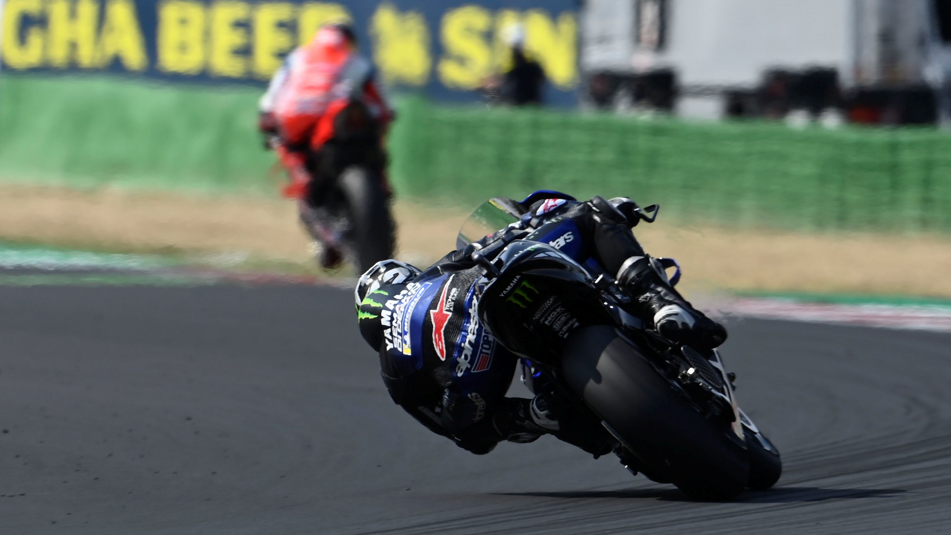 Maverick Viñales intentando seguir en la distancia a Pecco Bagnaia