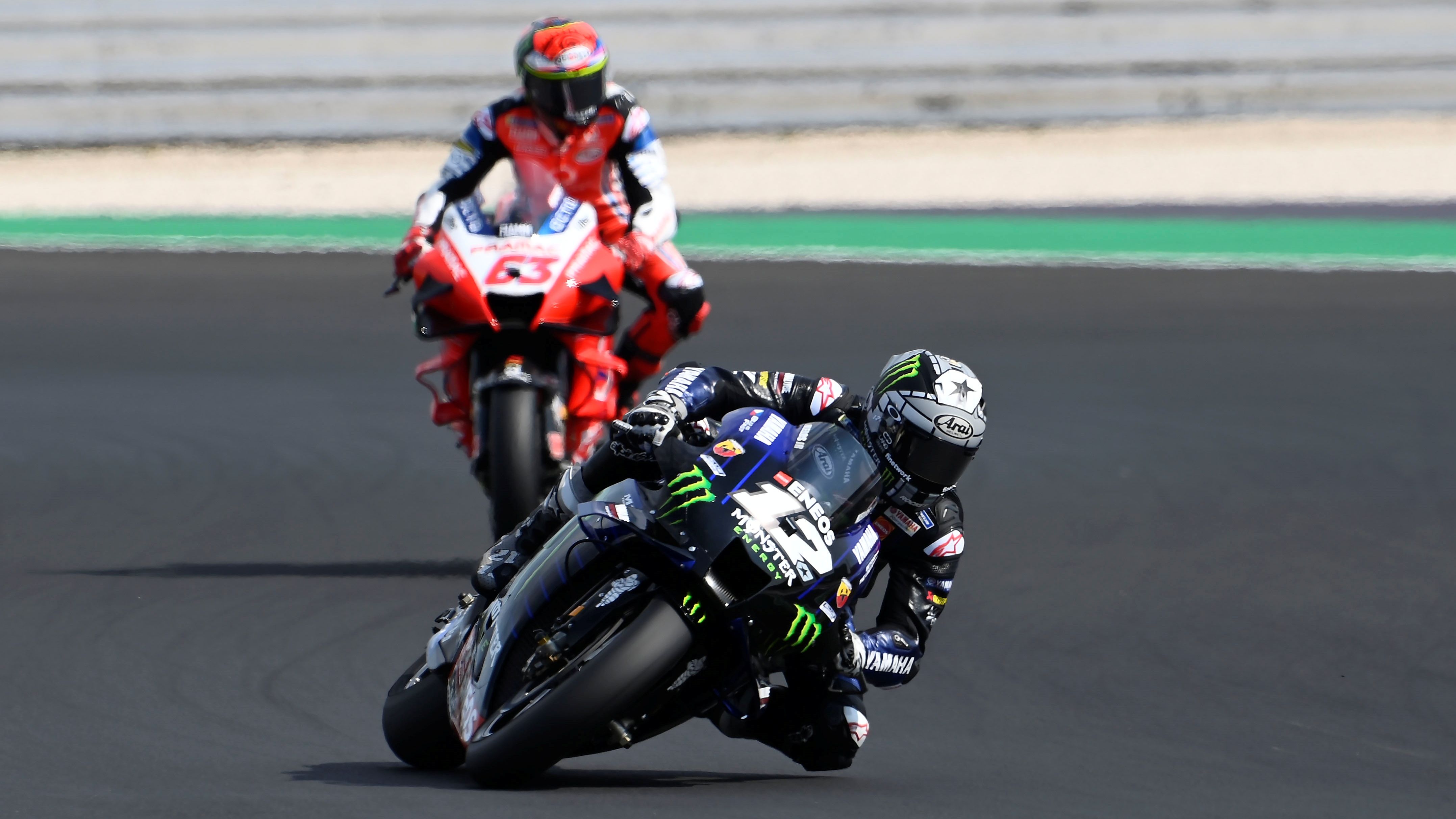 Maverick Viñales lidera con Pecco Bagnaia al acecho
