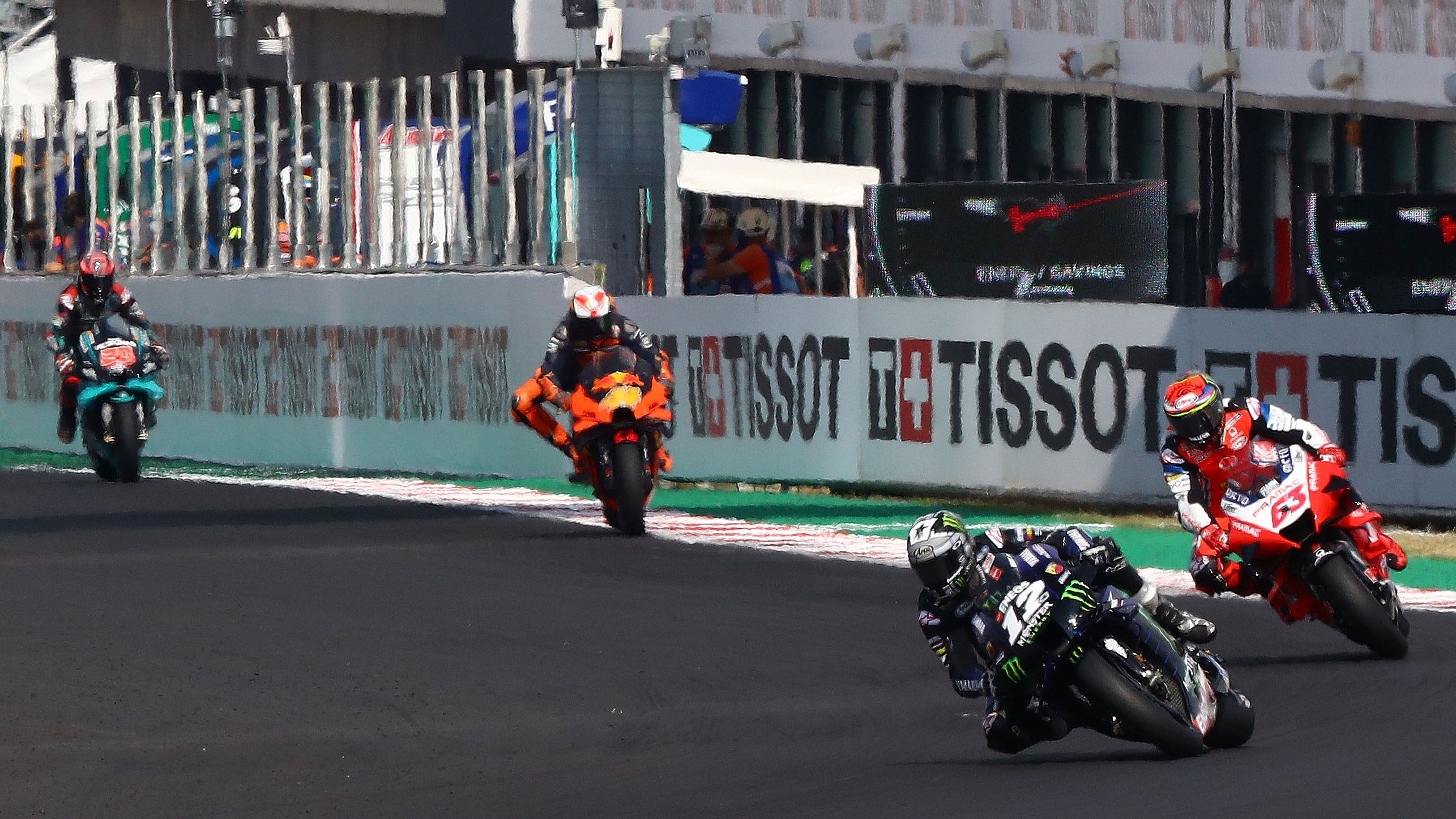 Maverick Viñales lidera delante de Pecco Bagnaia, Pol Espargaró y Fabio Quartararo