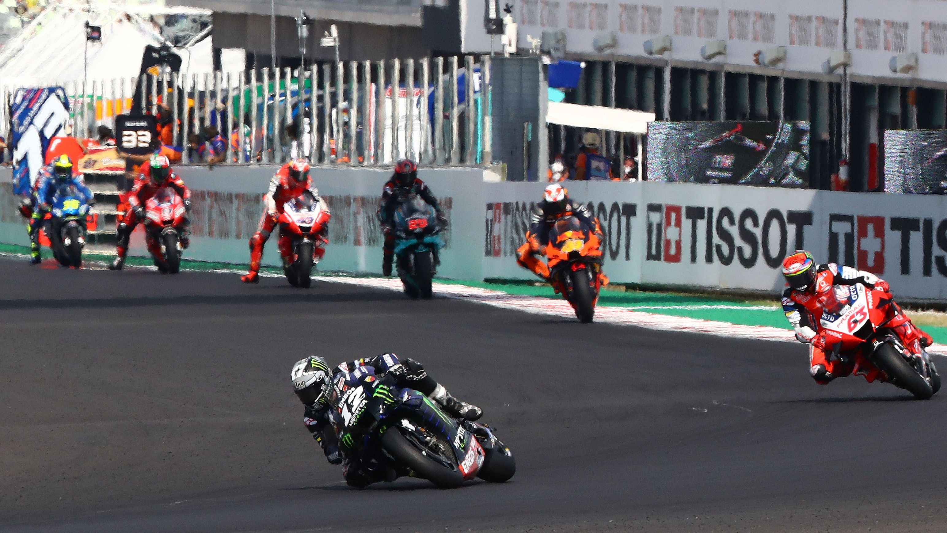 Maverick Viñales se escapa de inicio y Pecco Bagnaia se va a por él