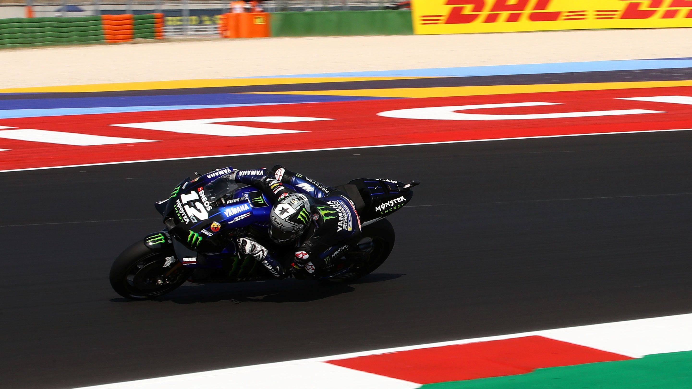 Maverick Viñales trazando una curva rumbo a la victoria