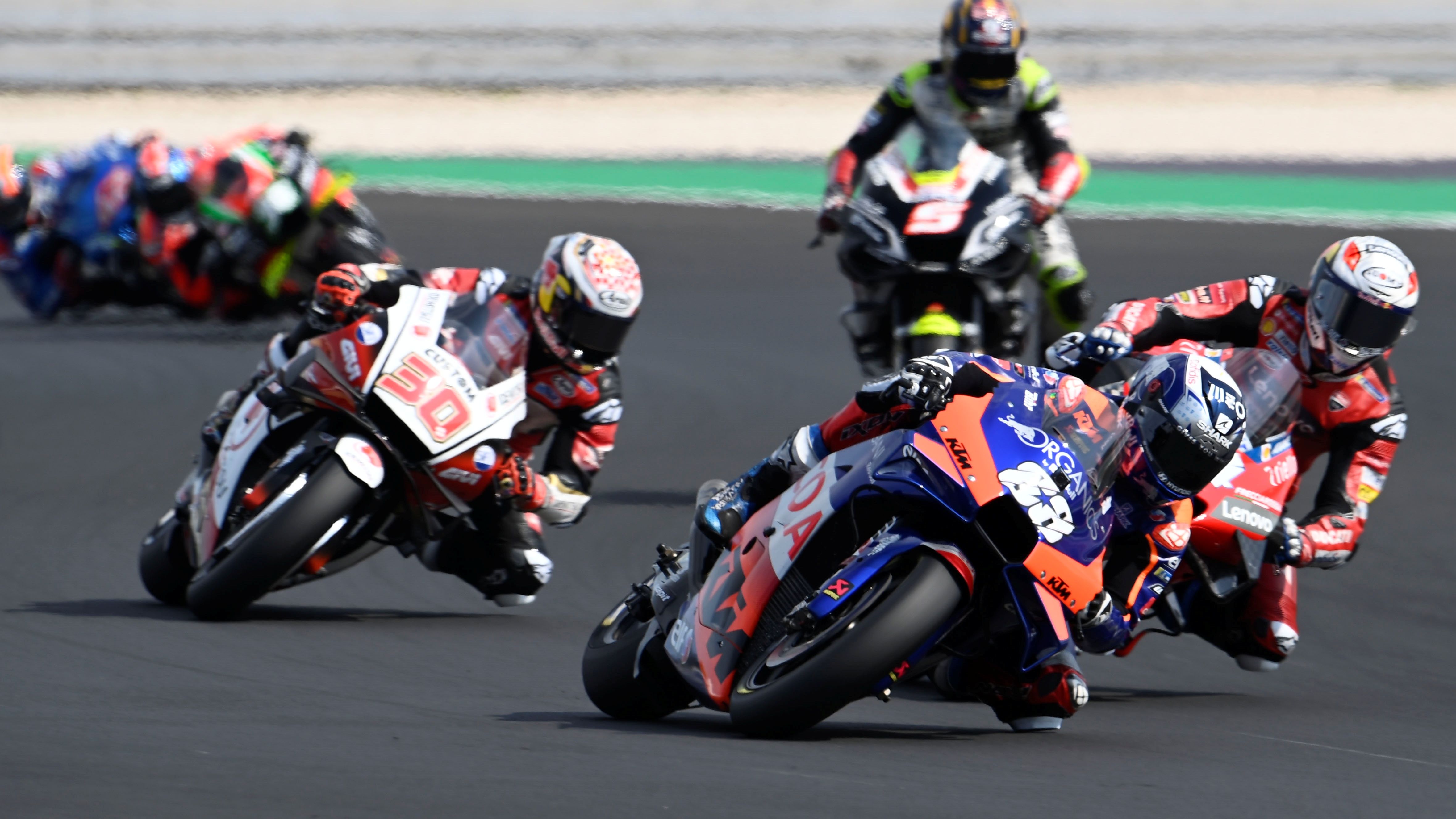 Miguel Oliveira delante de Andrea Dovizioso y Takaaki Nakagami