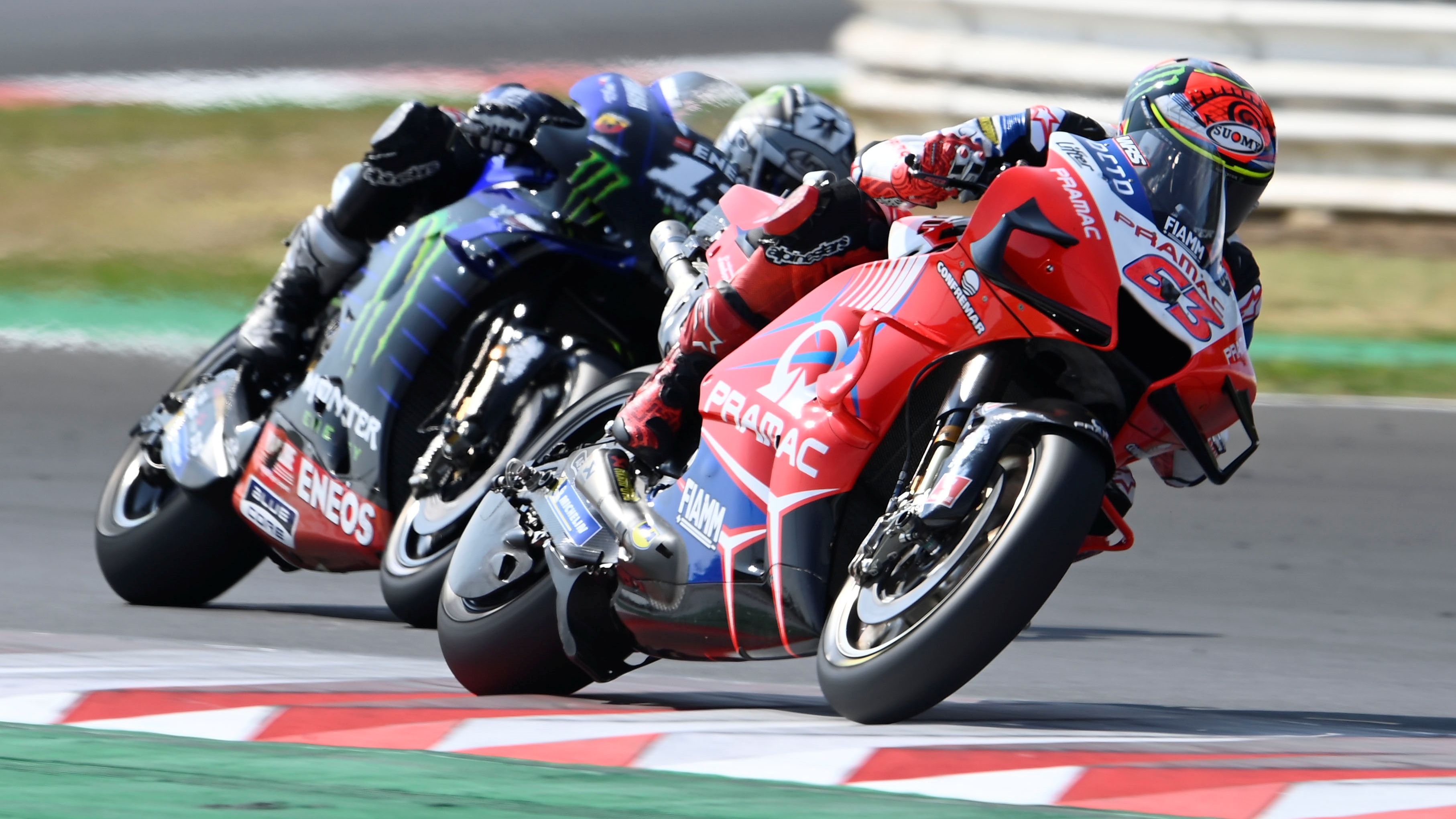 Pecco Bagnaia nada más sobrepasar a Maverick Viñales
