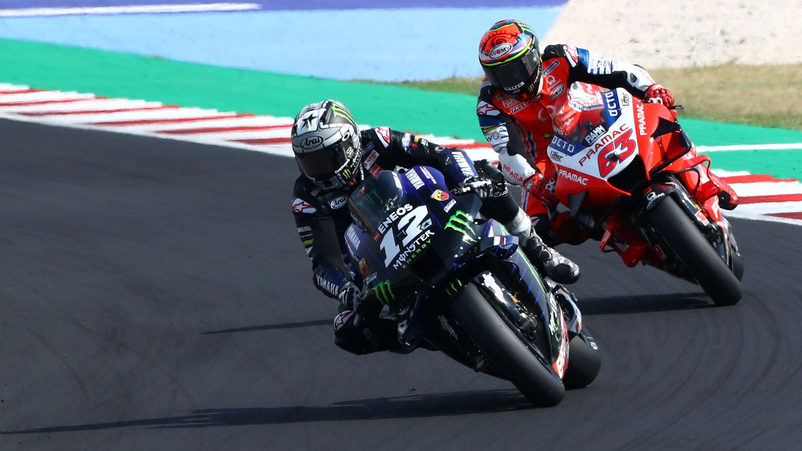 Pecco Bagnaia prepara el adelantamiento sobre Maverick Viñales