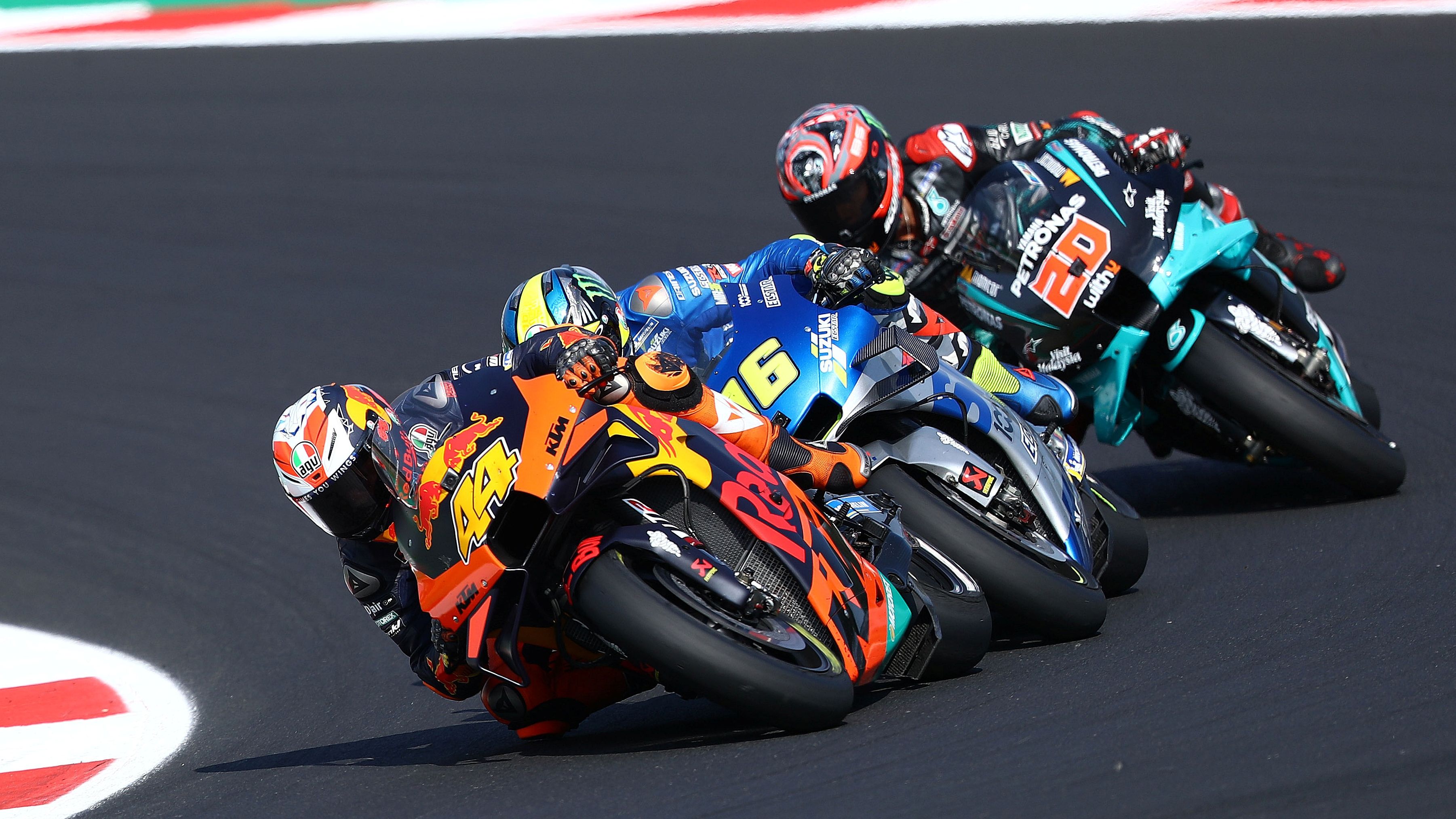 Pol Espargaró con Joan Mir totalmente pegado y Fabio Quartararo tras ellos