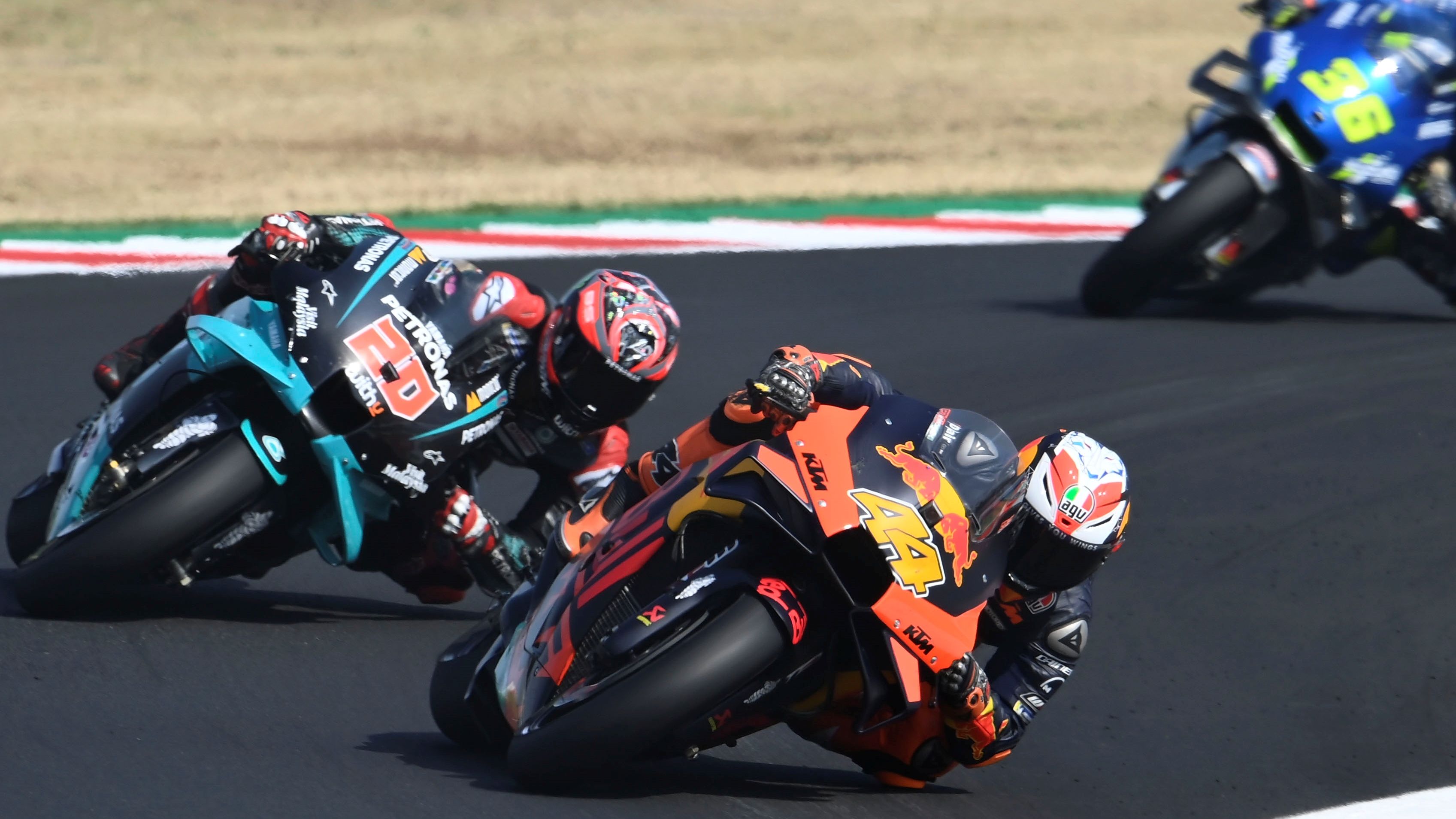 Pol Espargaró intenta contener a Fabio Quartararo mientras llega Joan Mir