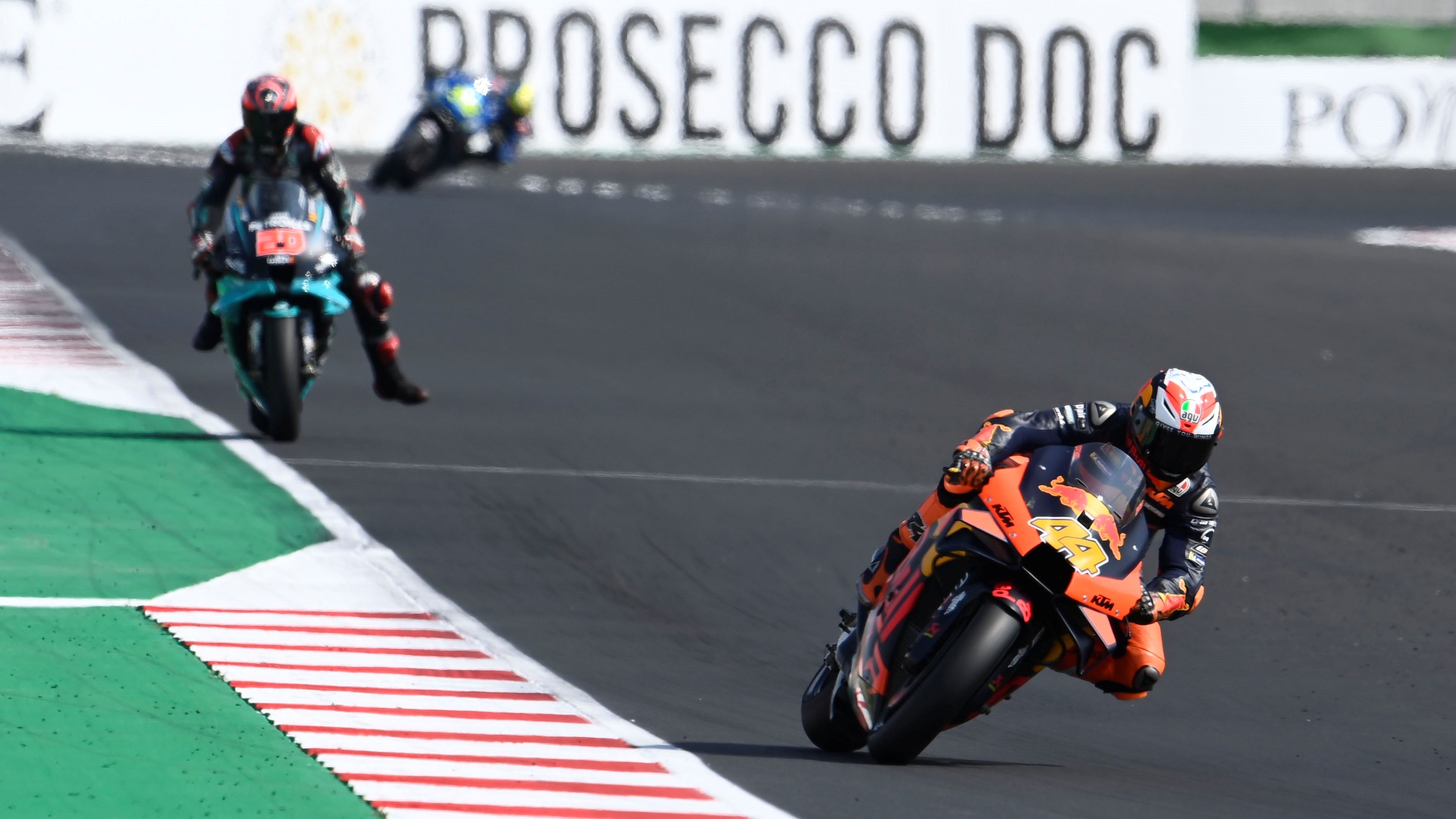 Pol Espargaró perseguido por Fabio Quartararo