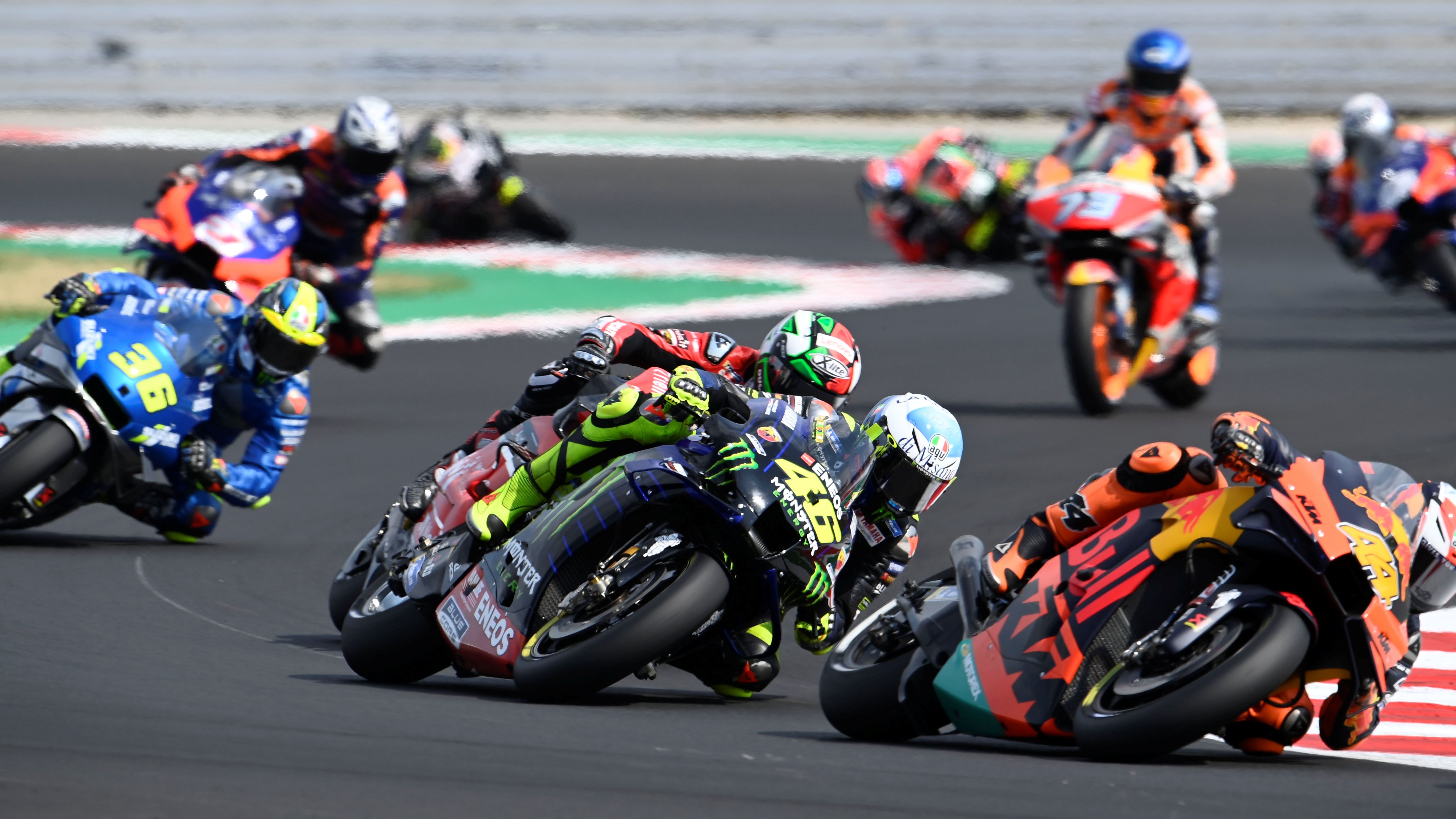 Pol Espargaró seguido por Valentino Rossi