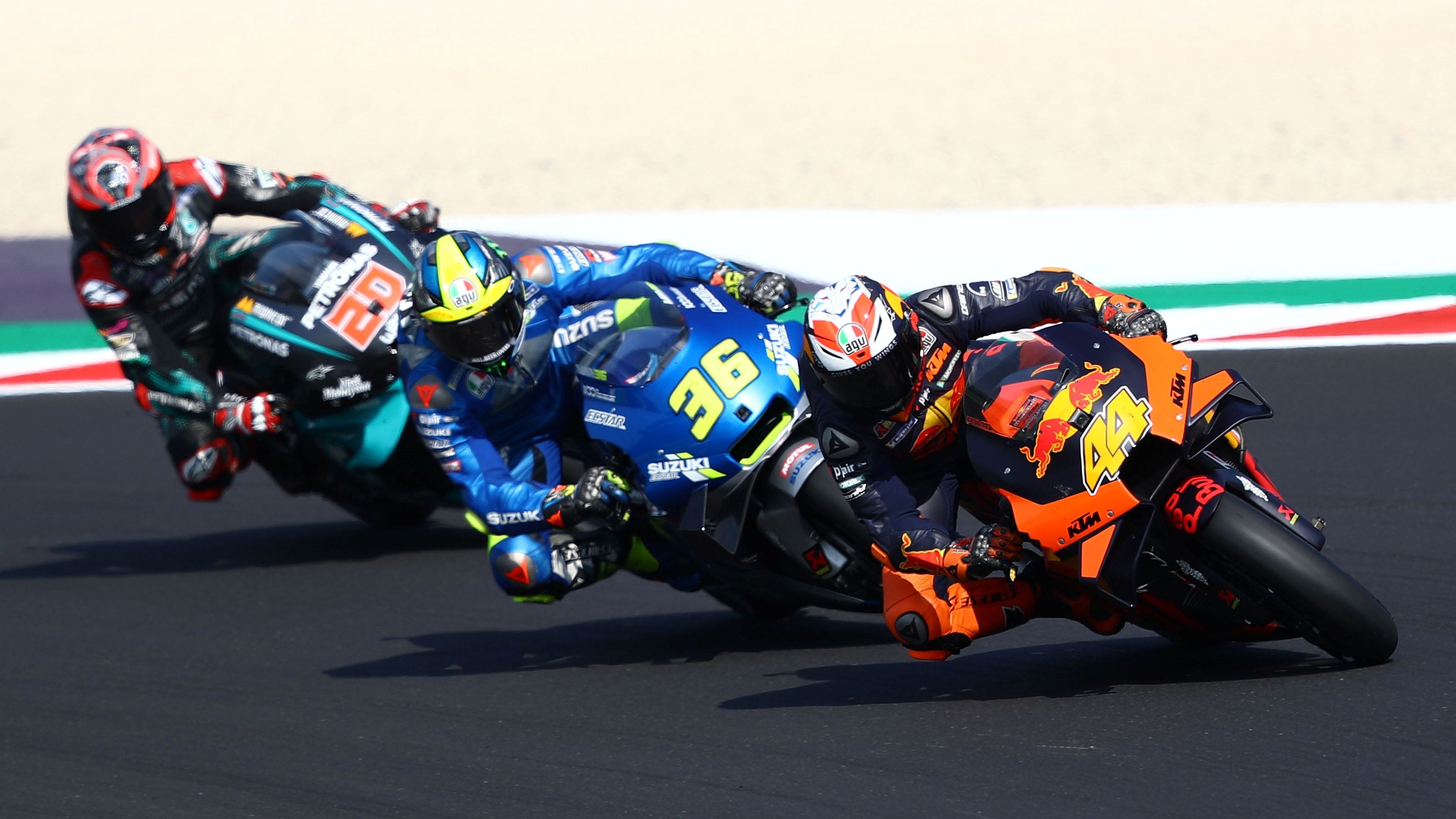 Pol Espargaró trata de contener a Joan Mir y Fabio Quartararo