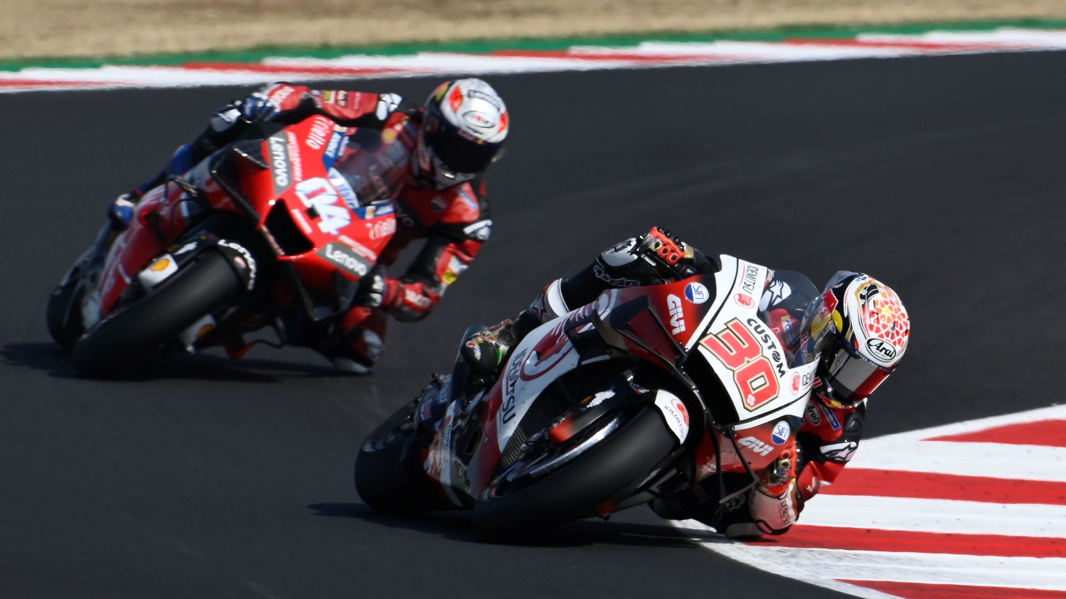 Takaaki Nakagami contiene a Andrea Dovizioso