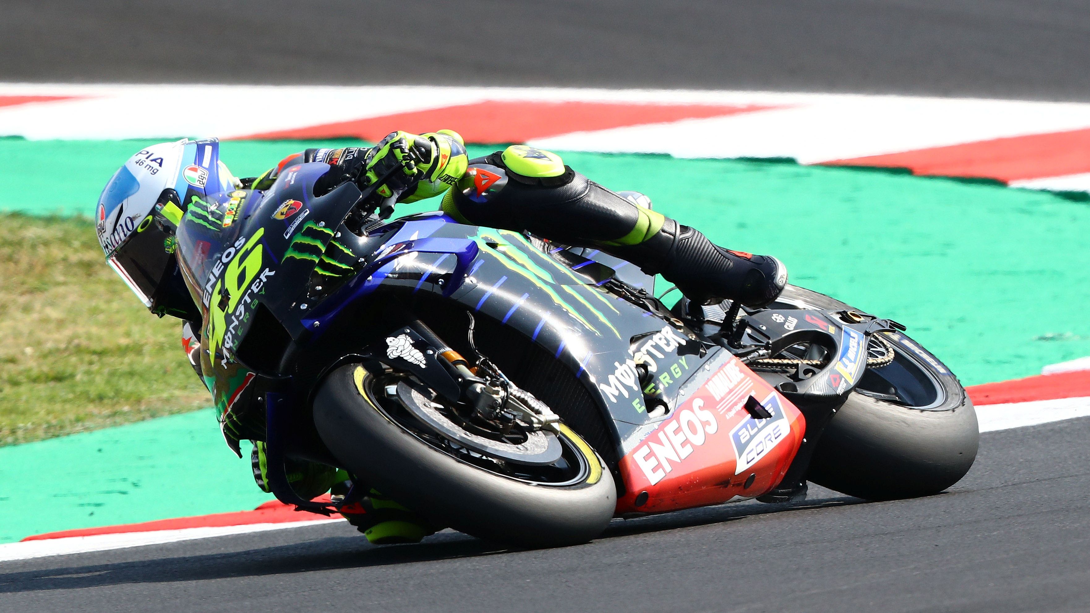 Valentino Rossi intentó seguir en carrera tras su caída pero acabó abandonando