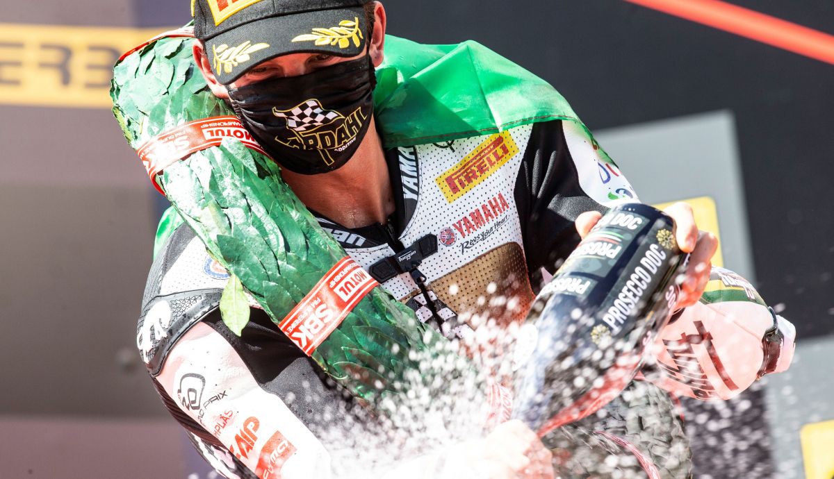 Andrea Locatelli con la corona de campeón del mundo de Supersport 2020 Andrea Locatelli con la corona de campeón del mundo de Supersport 2020