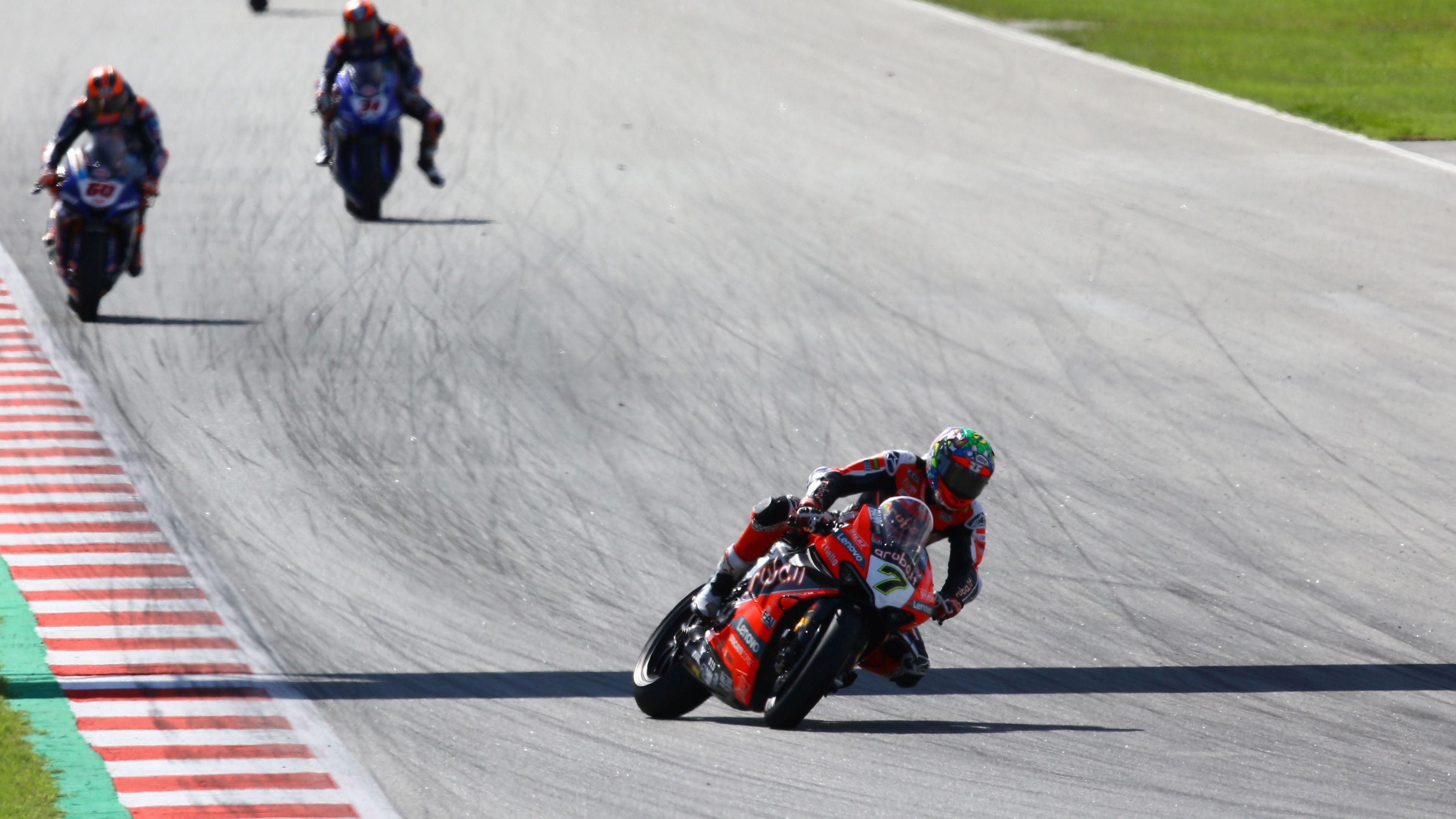 Chaz Davies cruzando la moto rumbo a su primer triunfo de la temporada Chaz Davies cruzando la moto rumbo a su primer triunfo de la temporada