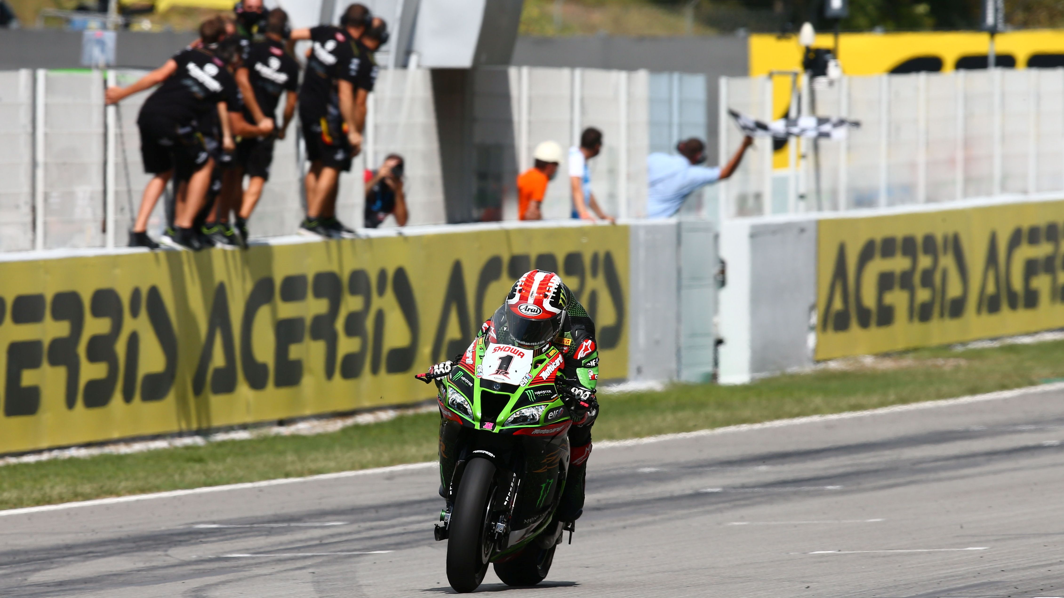 Jonathan Rea cruza victorioso la línea de meta