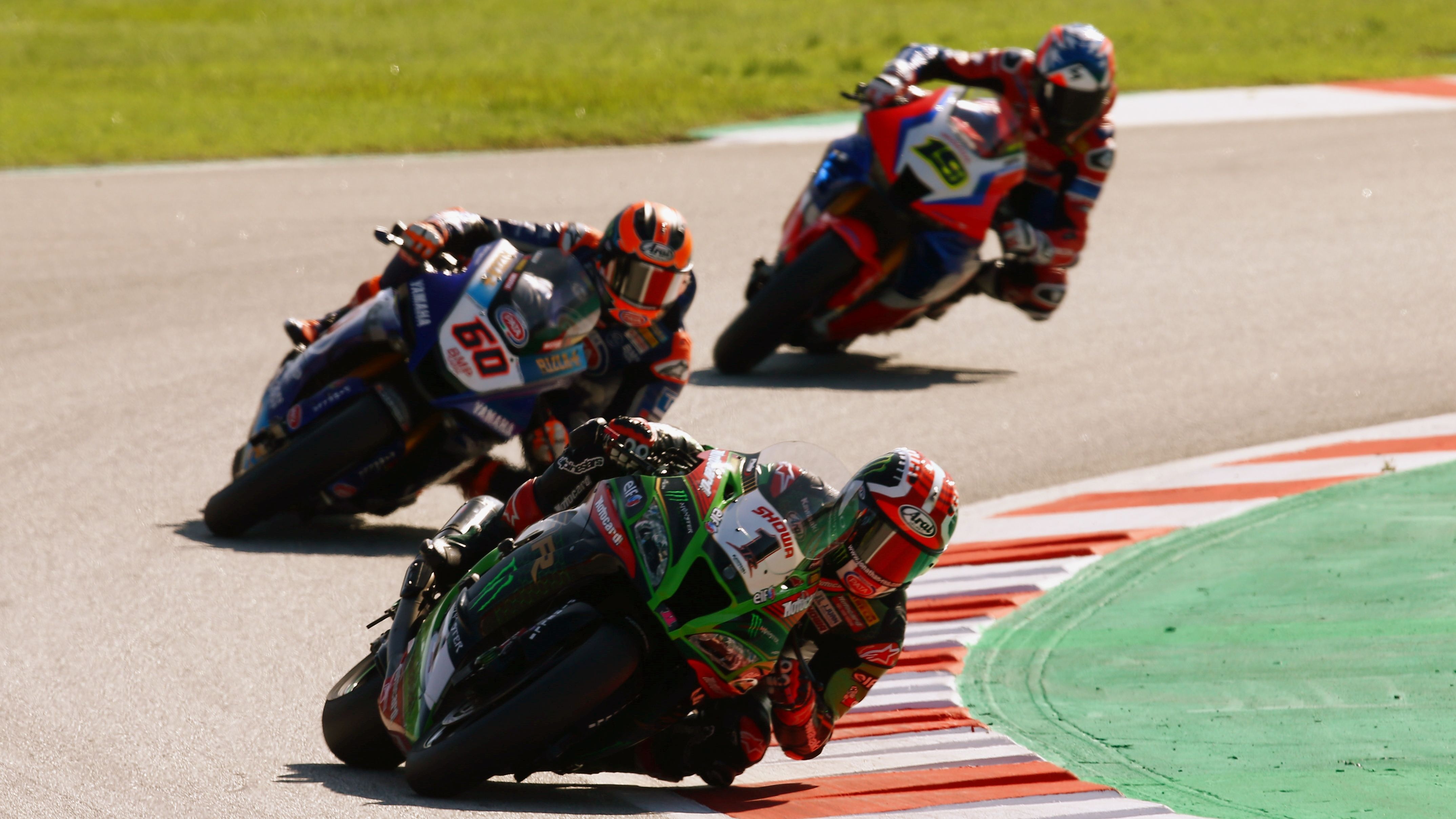 Jonathan Rea seguido por Michael van der Mark y Álvaro Bautista