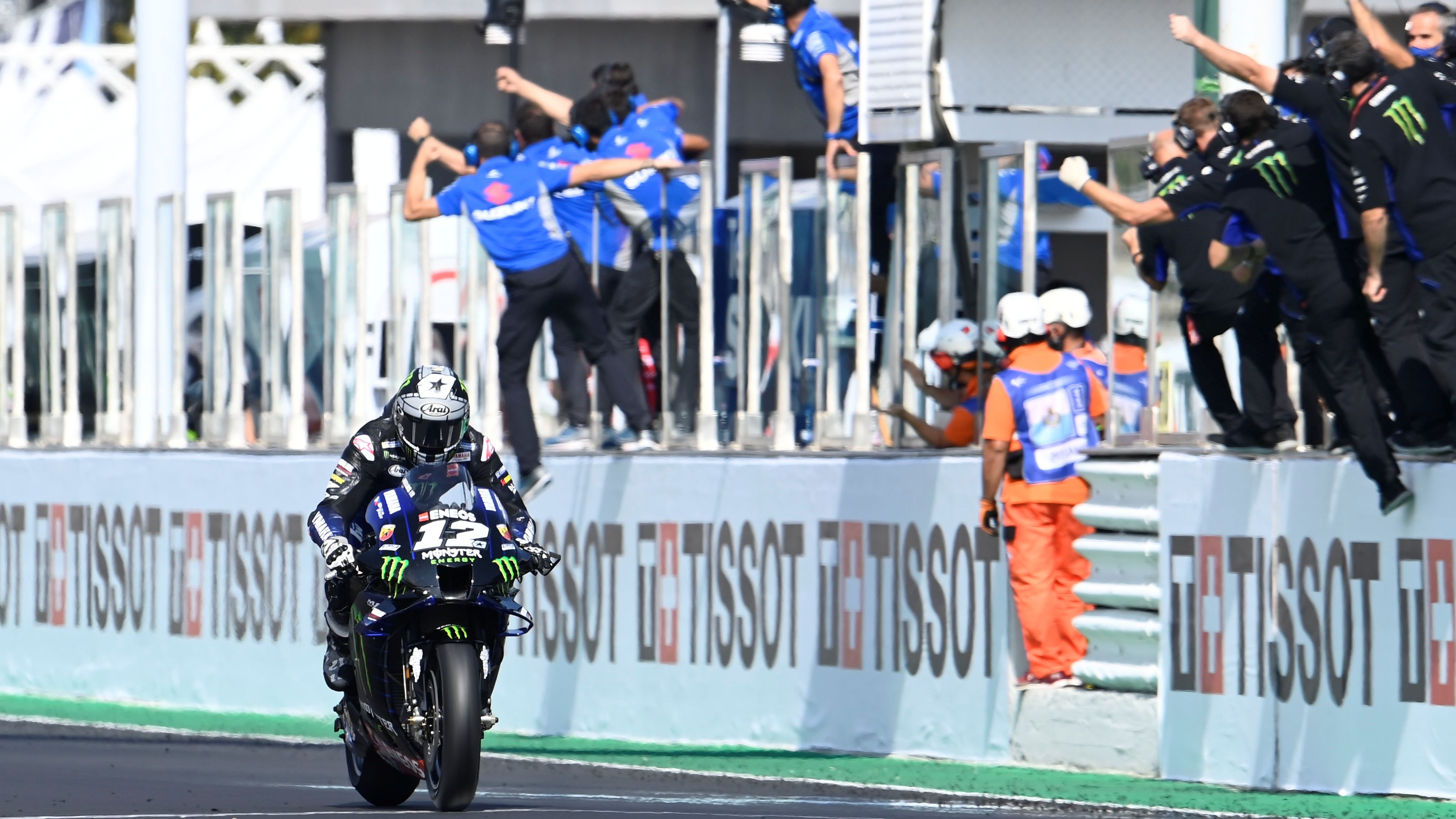 Maverick Viñales cruza la línea de meta en Misano