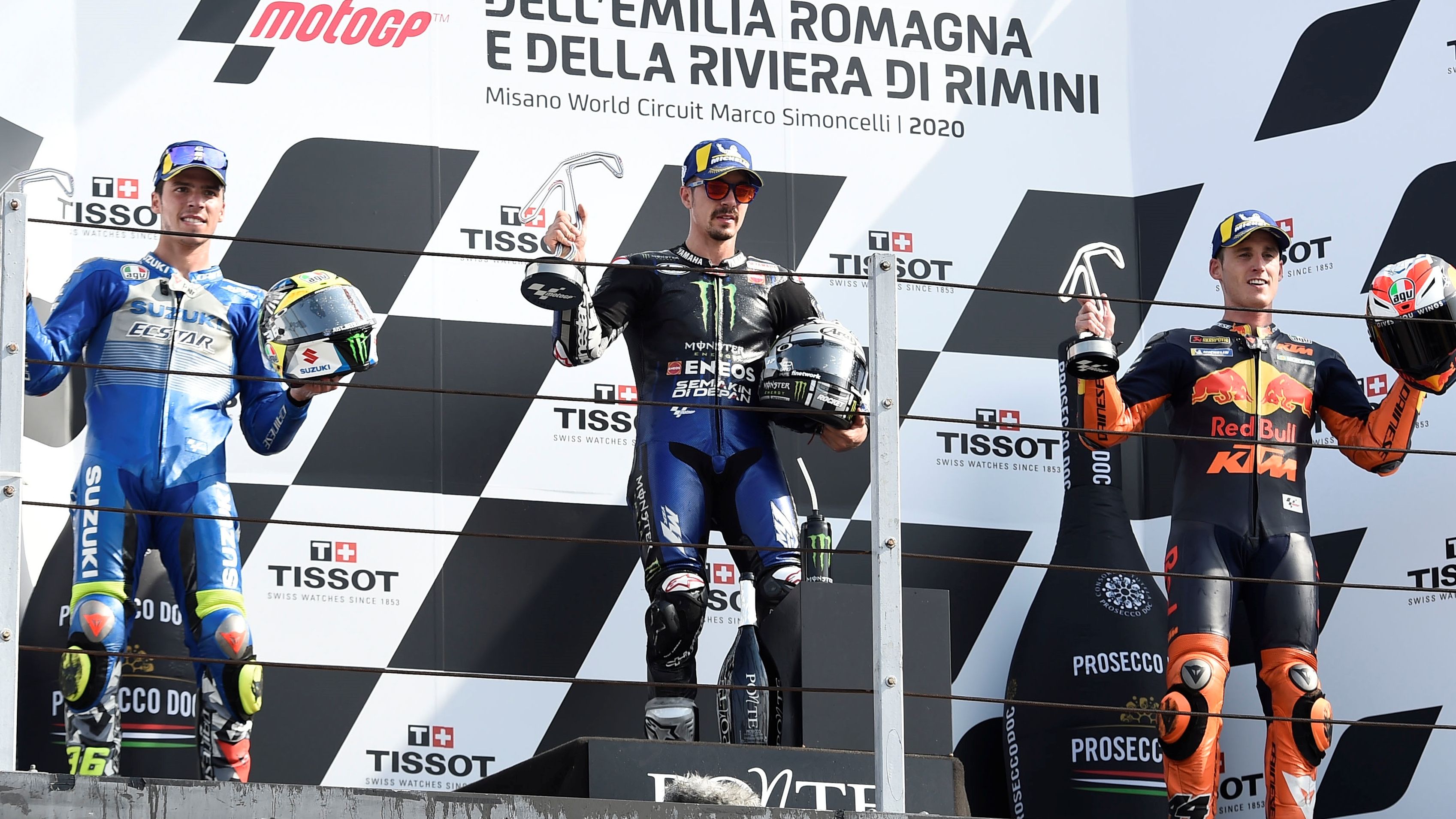Maverick Viñales escoltado en el podio por Joan Mir y Pol Espargaró
