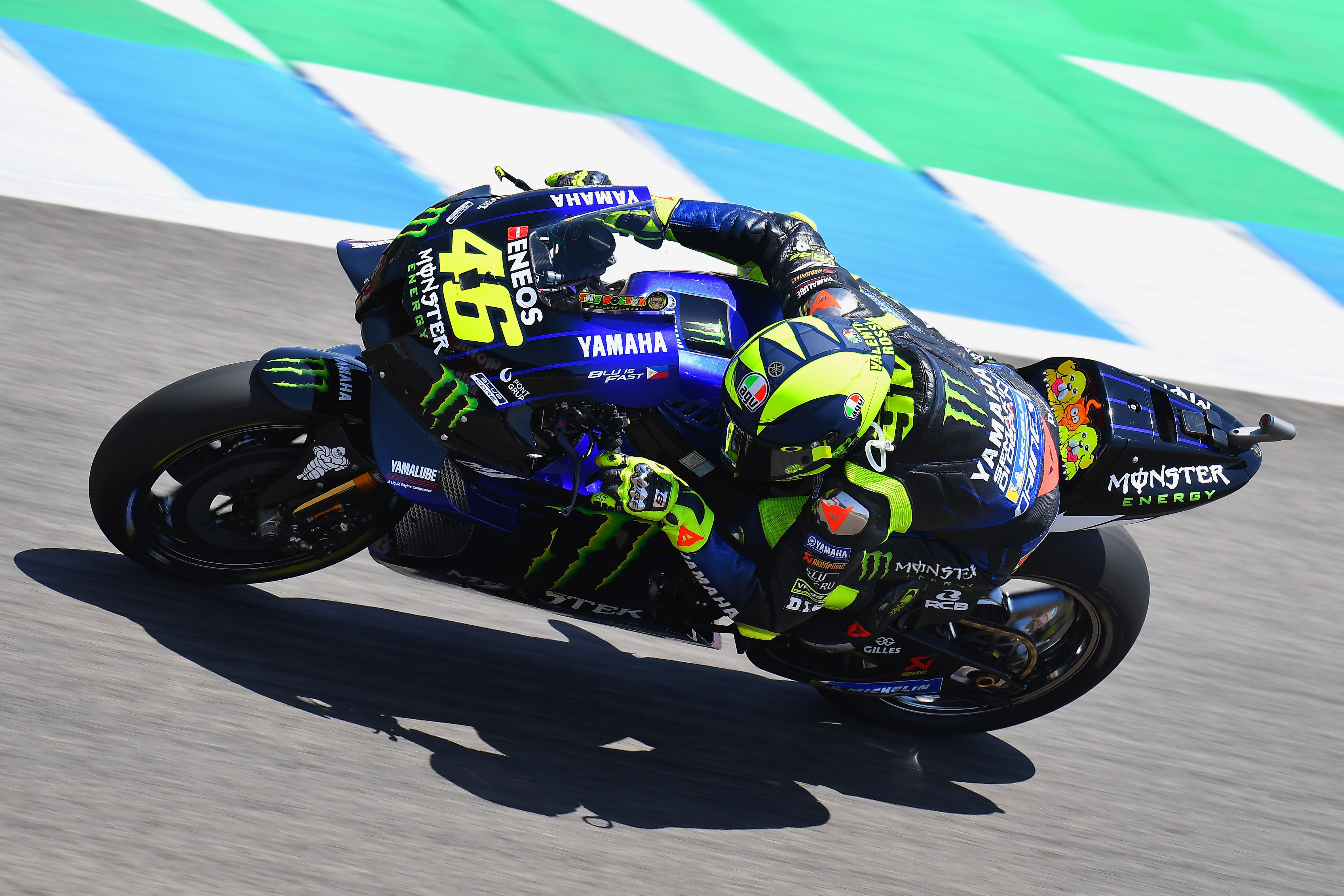 Valentino Rossi camino de su podio en MotoGP en Jerez.