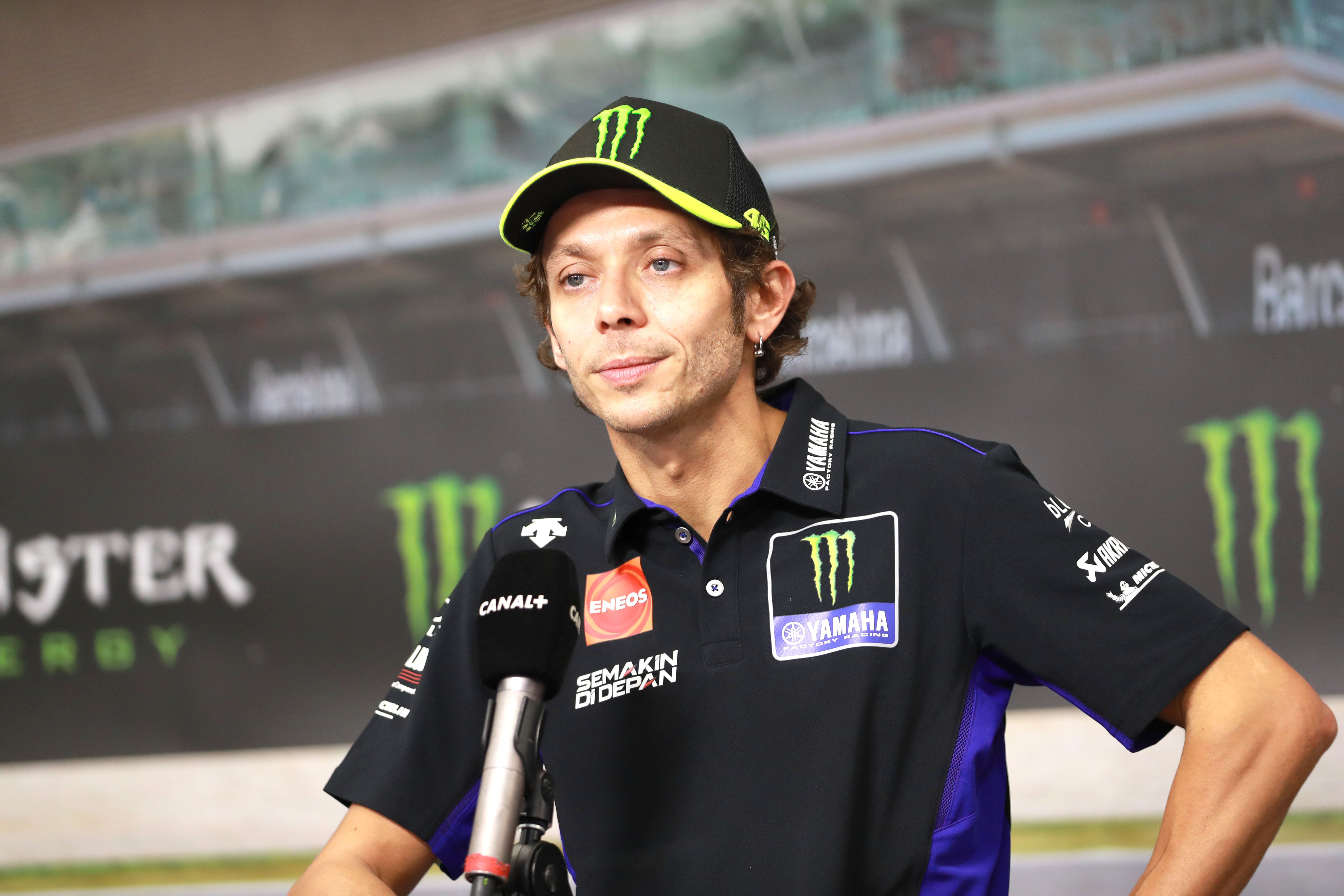 Valentino Rossi atiende a los medios en el Gran Premio de Cataluña.