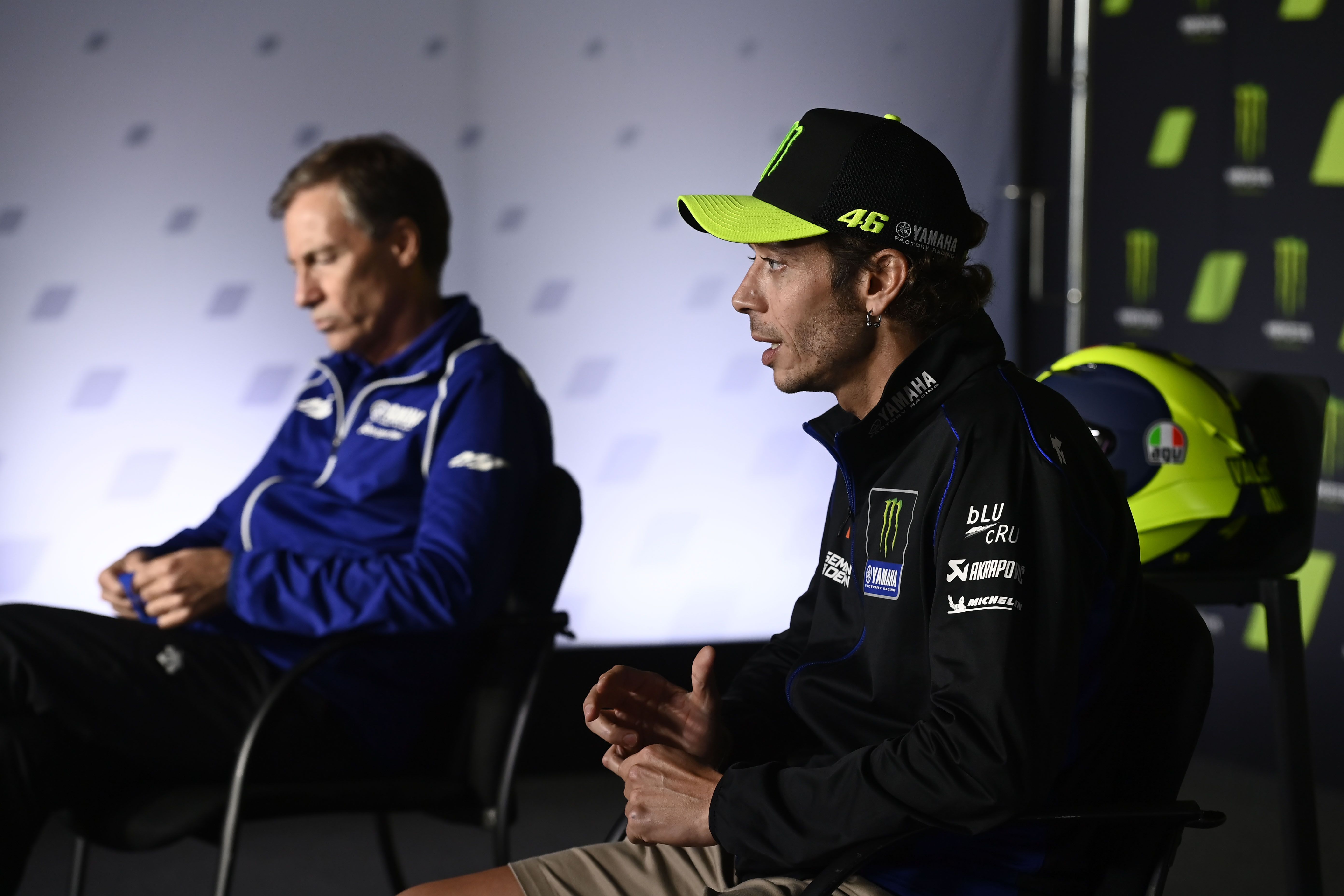 Valentino Rossi y Lin Jarvis en la rueda de prensa extraordinaria durante el GP de Cataluña.