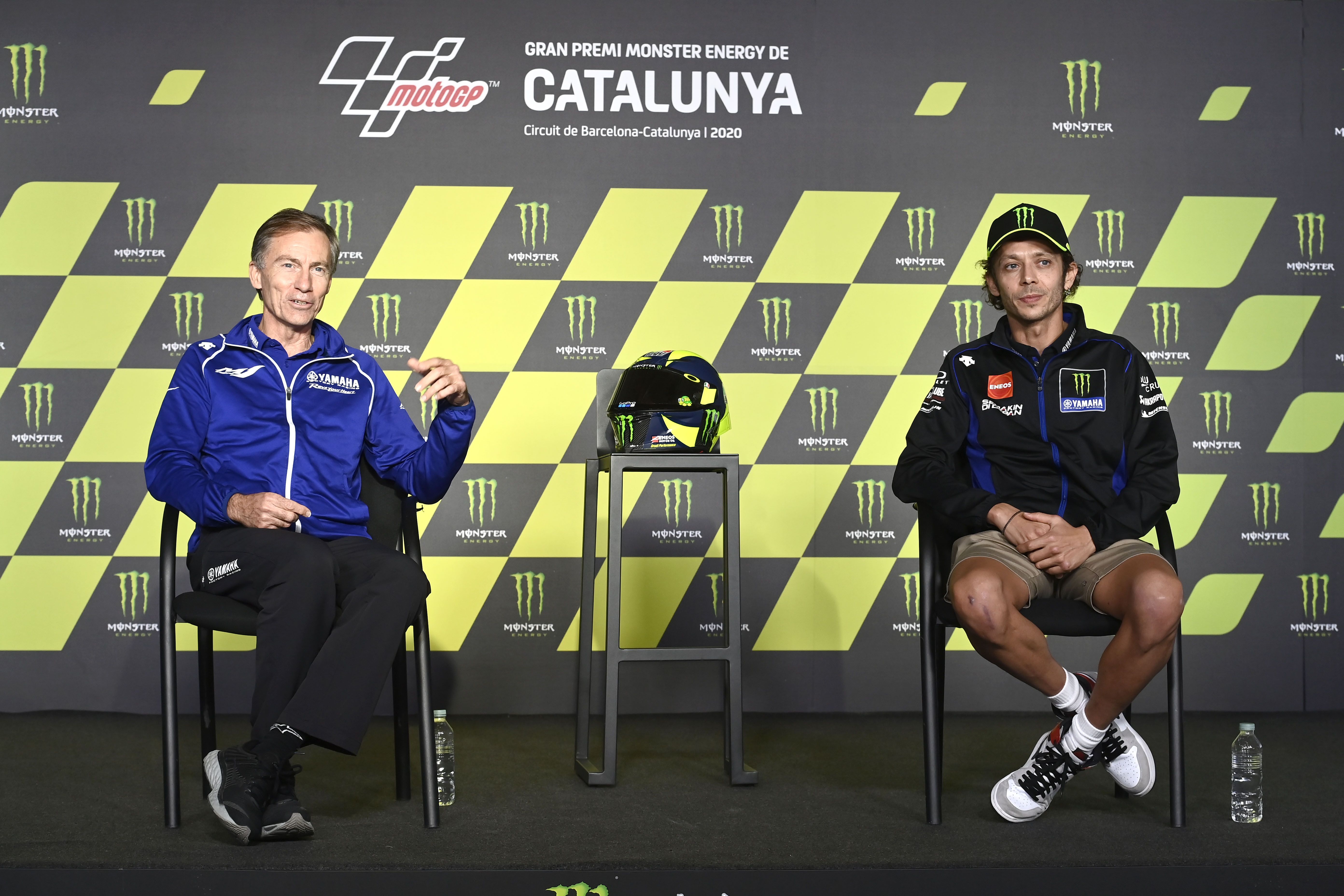 Lin Jarvis junto a Valentino Rossi en la rueda de prensa excepcional en el Circuit Barcelona-Catalunya.
