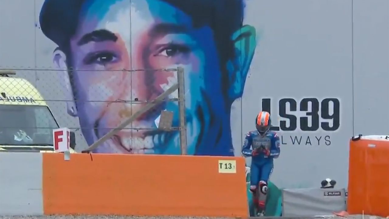 Álex Rins se ha parado en el mural de Luis Salom para dedicarle su primer podio de 2020.