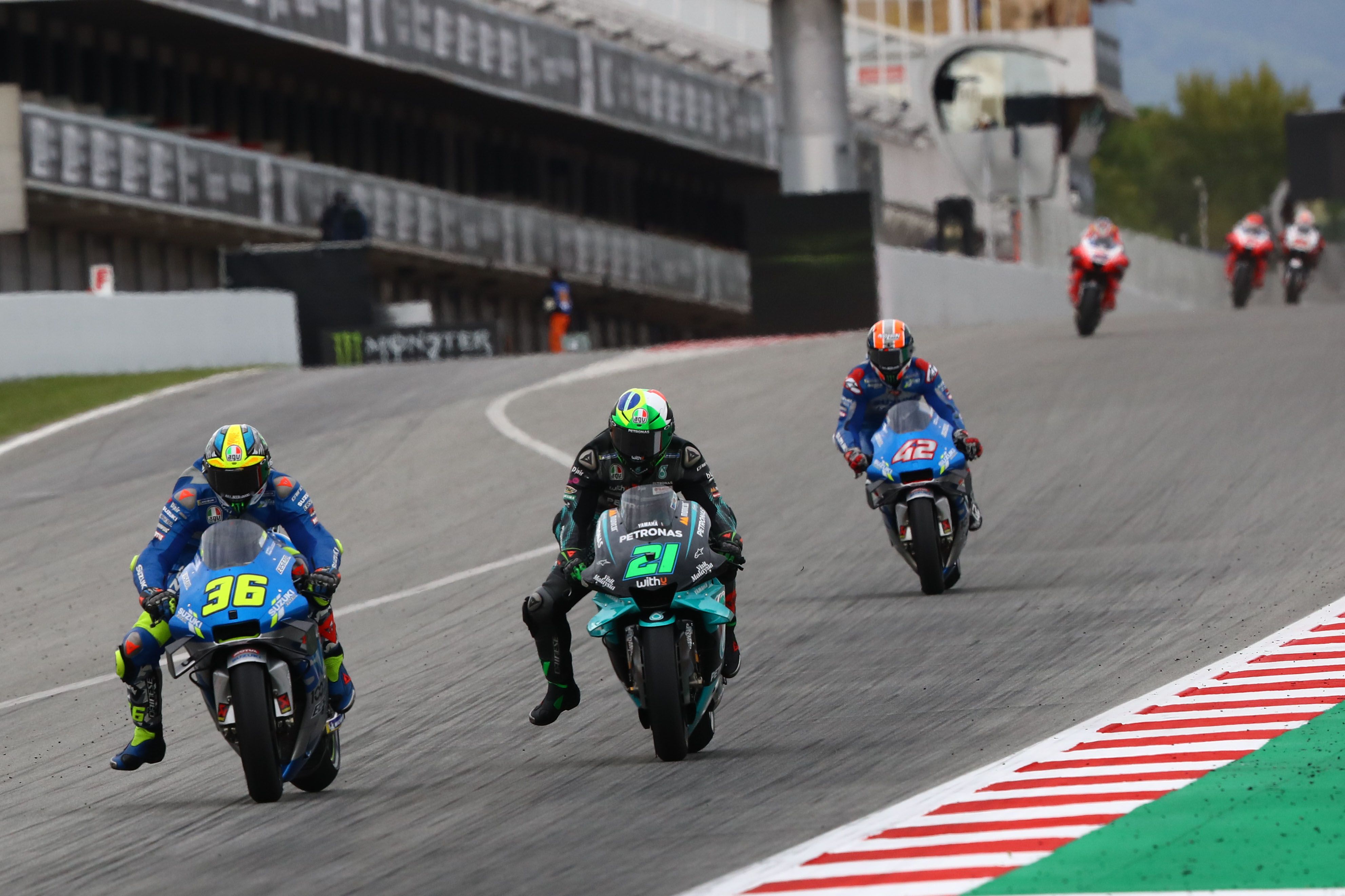 Joan Mir adelanta a Franco Morbidelli en el GP de Catalunya.