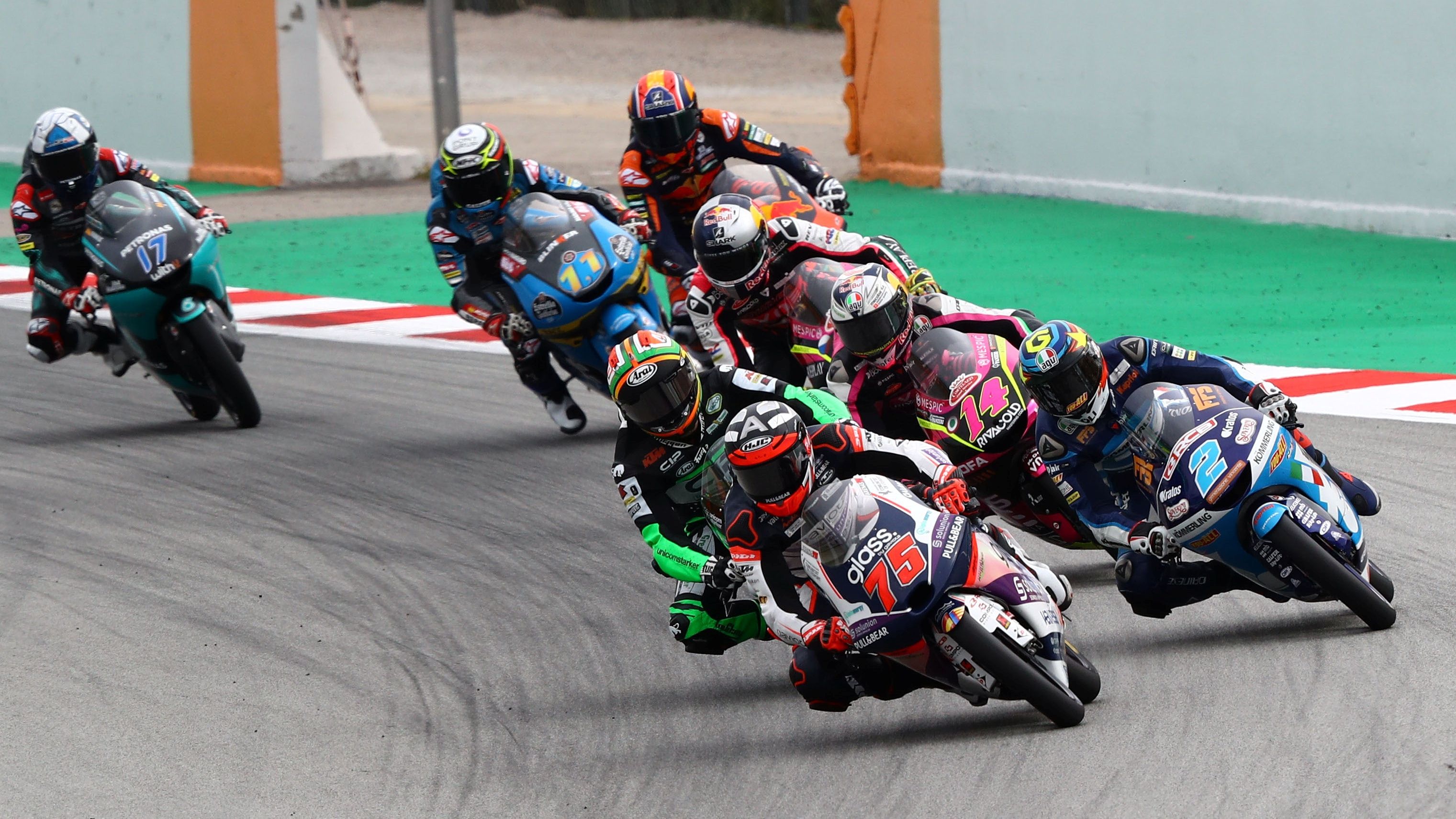 Albert Arenas lidera la prueba de Moto3 antes de su caída