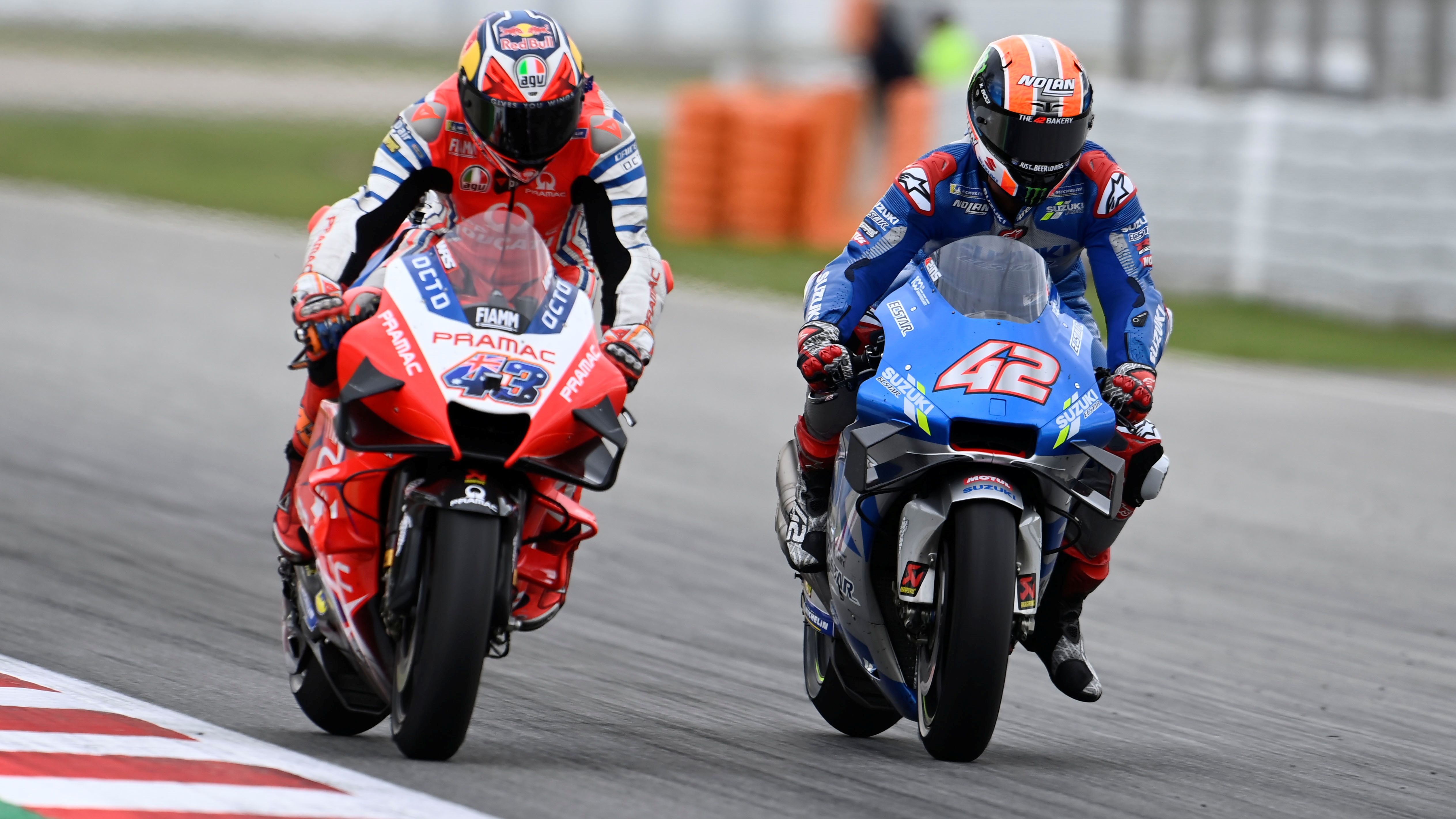 Álex Rins se empareja con Jack Miller para ganarle el interior