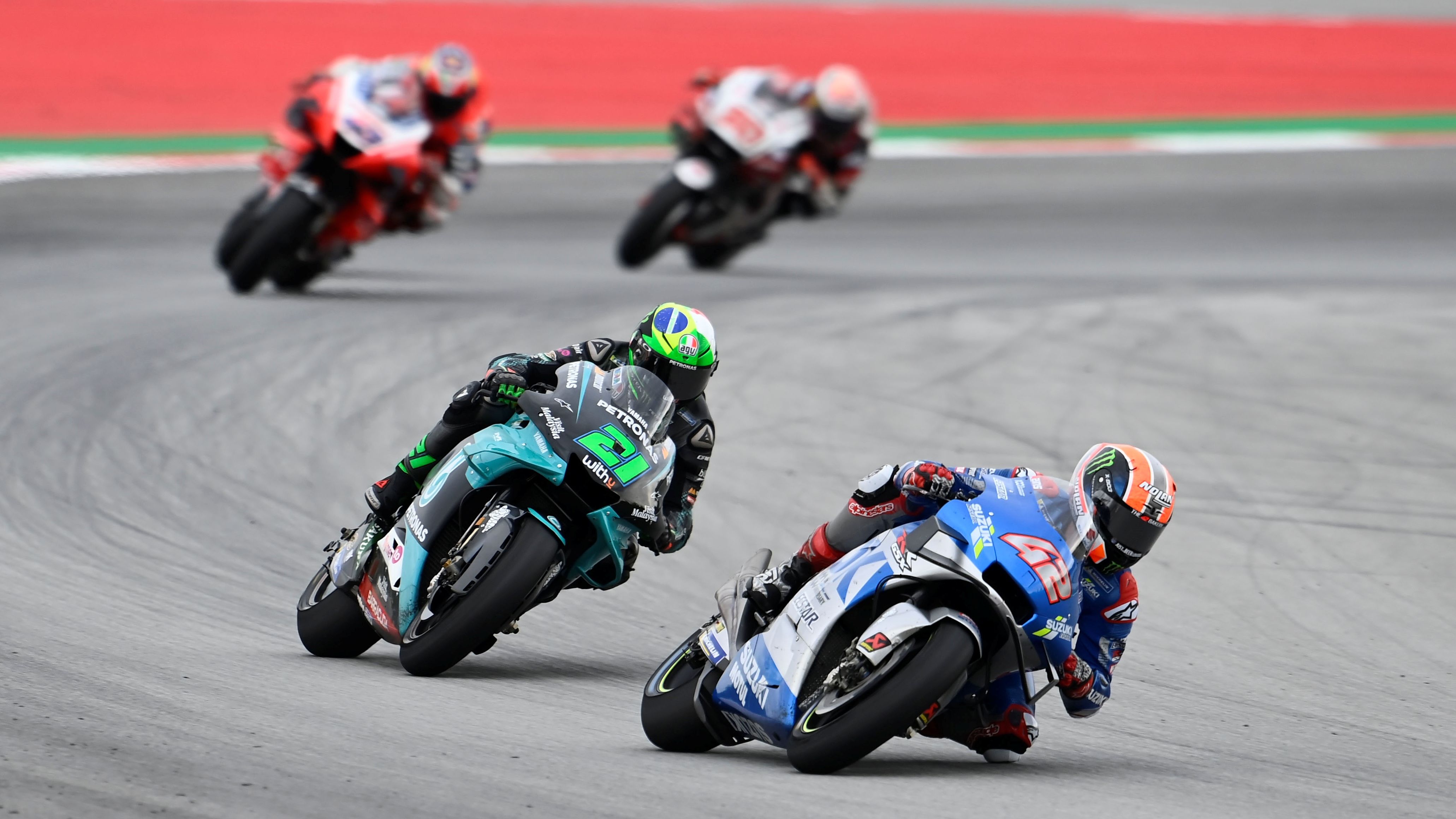 Álex Rins tras superar a Franco Morbidelli para meterse en el podio