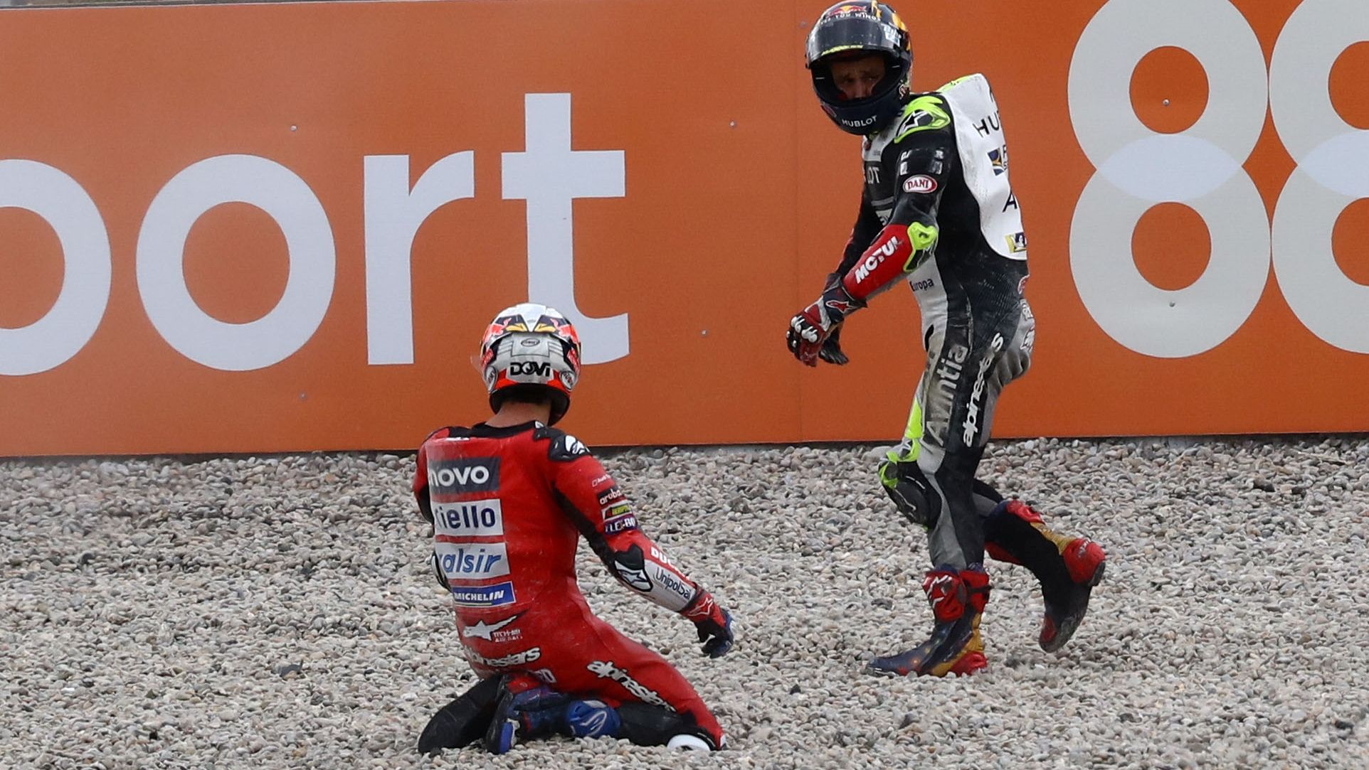Andrea Dovizioso desolado junto a Johann Zarco