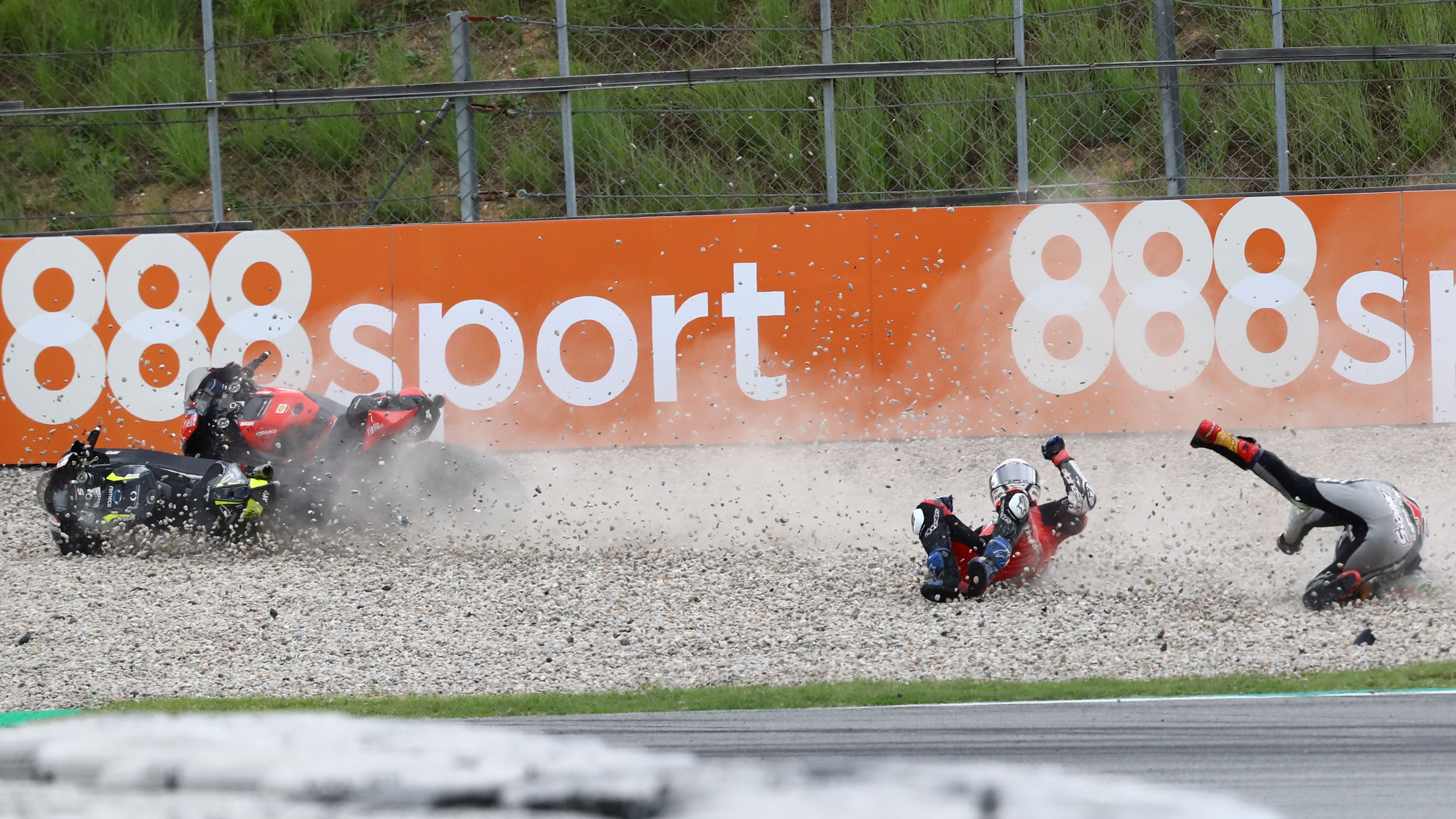Andrea Dovizioso y Johann Zarco se fueron al suelo en la primera vuelta