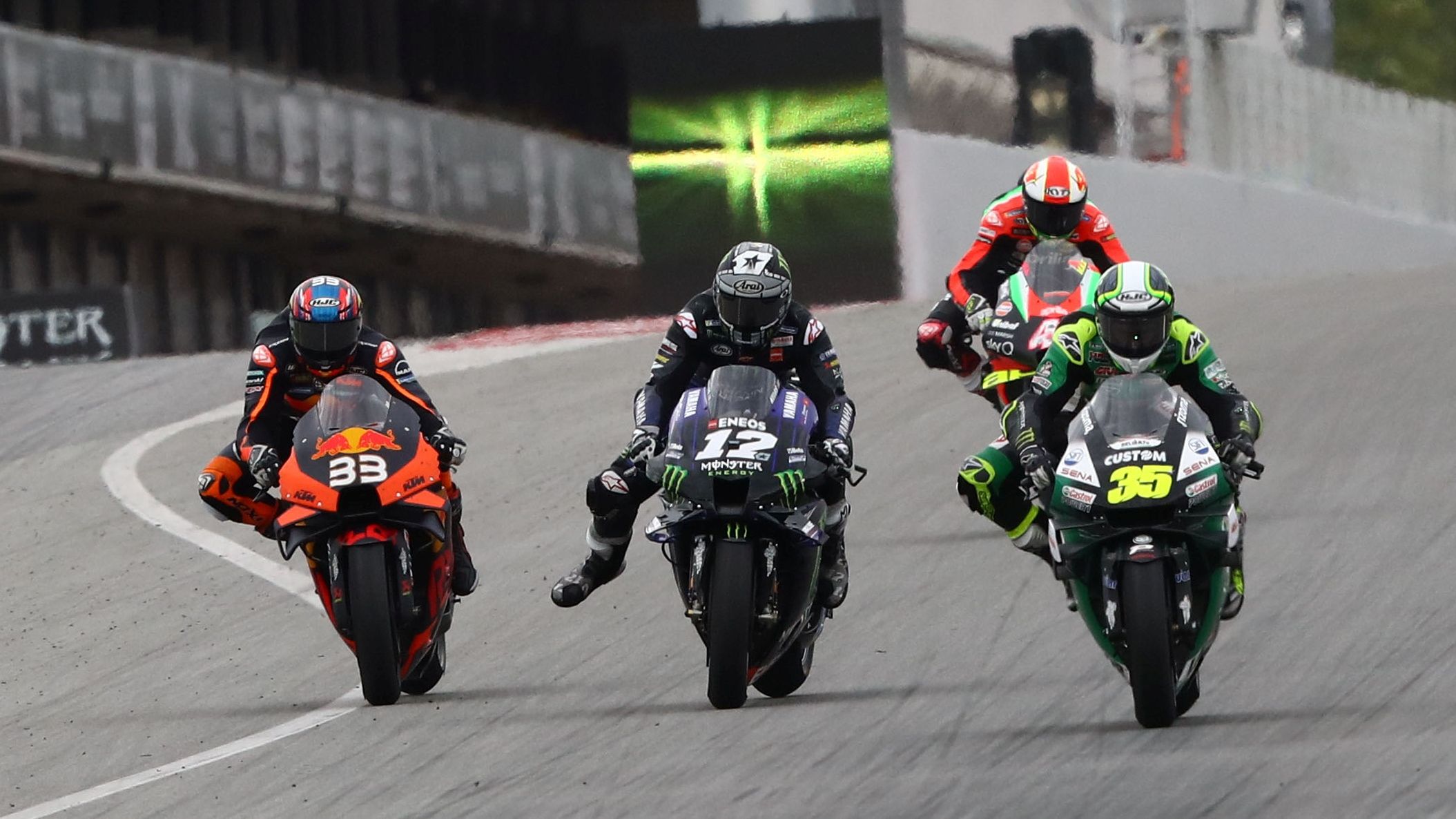 Cal Crutchlow frenando casi en paralelo con Maverick Viñales y Brad Binder