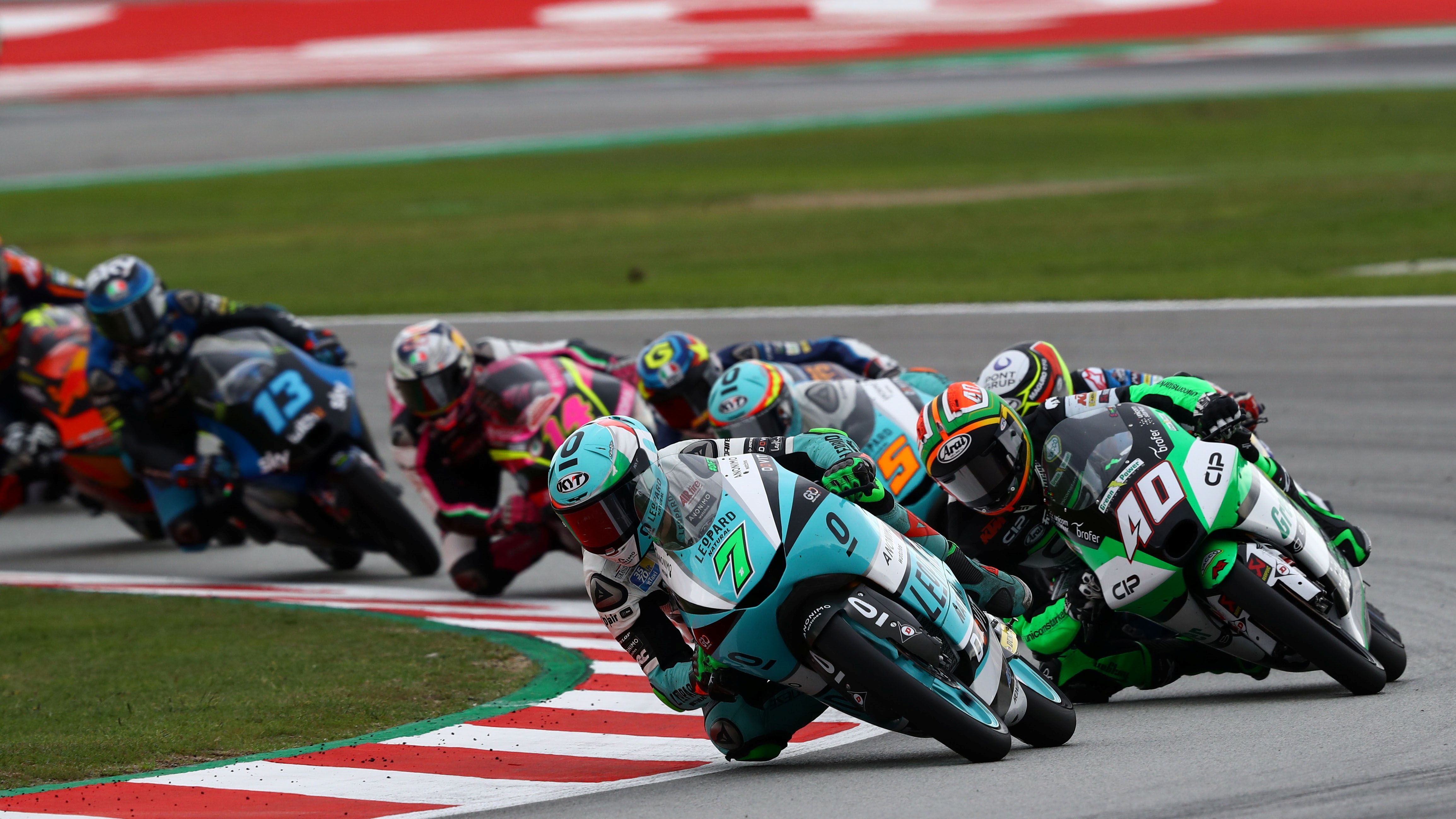 Dennis Foggia comanda la carrera de Moto3 seguido por Darryn Binder
