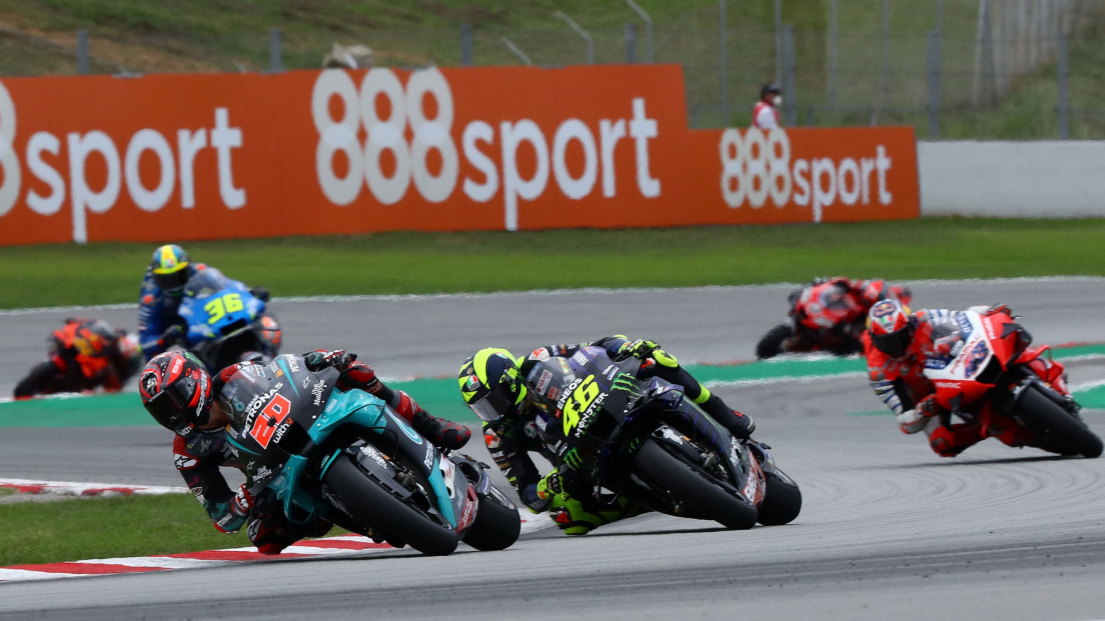 Fabio Quartararo seguido de cerca por Valentino Rossi con Jack Miller tras ellos