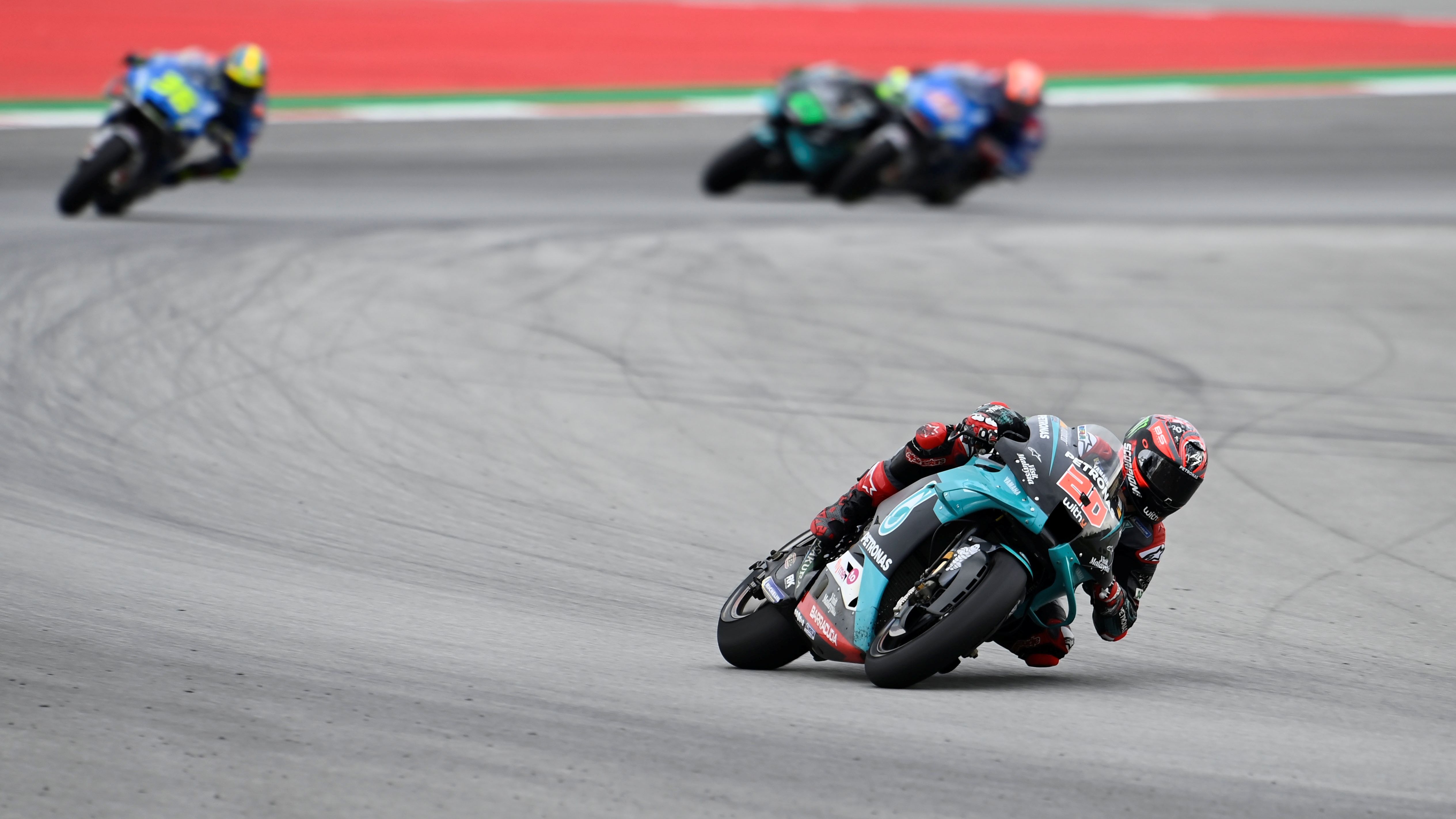 Fabio Quartararo seguido en la distancia por Joan Mir mientras Álex Rins pasa a Franco Morbidelli