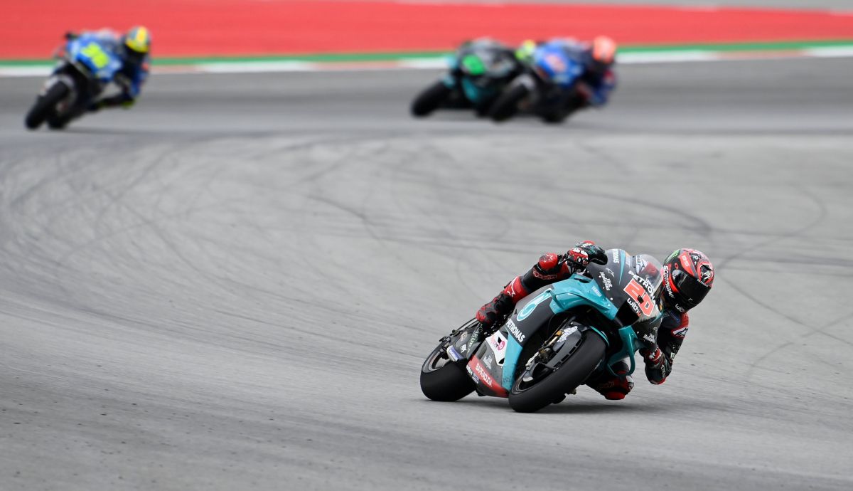 Fabio Quartararo seguido en la distancia por Joan Mir mientras Álex Rins pasa a Franco Morbidelli Fabio Quartararo seguido en la distancia por Joan Mir mientras Álex Rins pasa a Franco Morbidelli