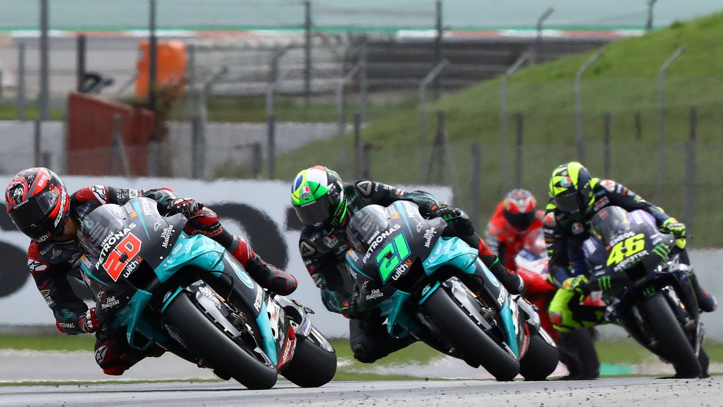 Fabio Quartararo seguido por Franco Morbidelli y Valentino Rossi