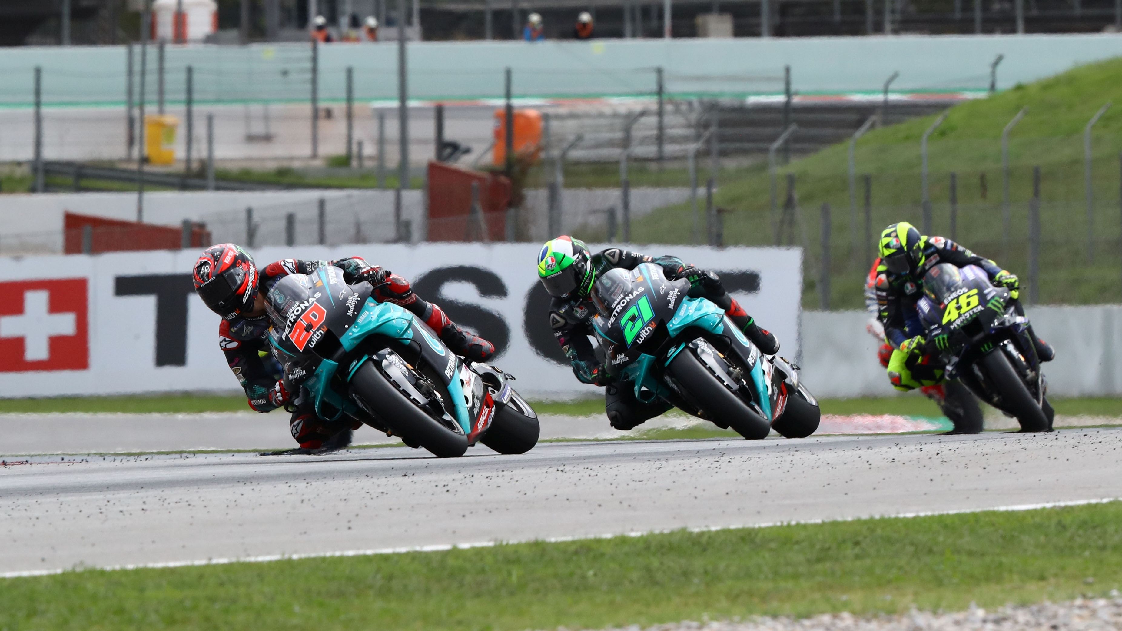 Fabio Quartararo tras superar a Franco Morbidelli con Valentino Rossi tras ellos