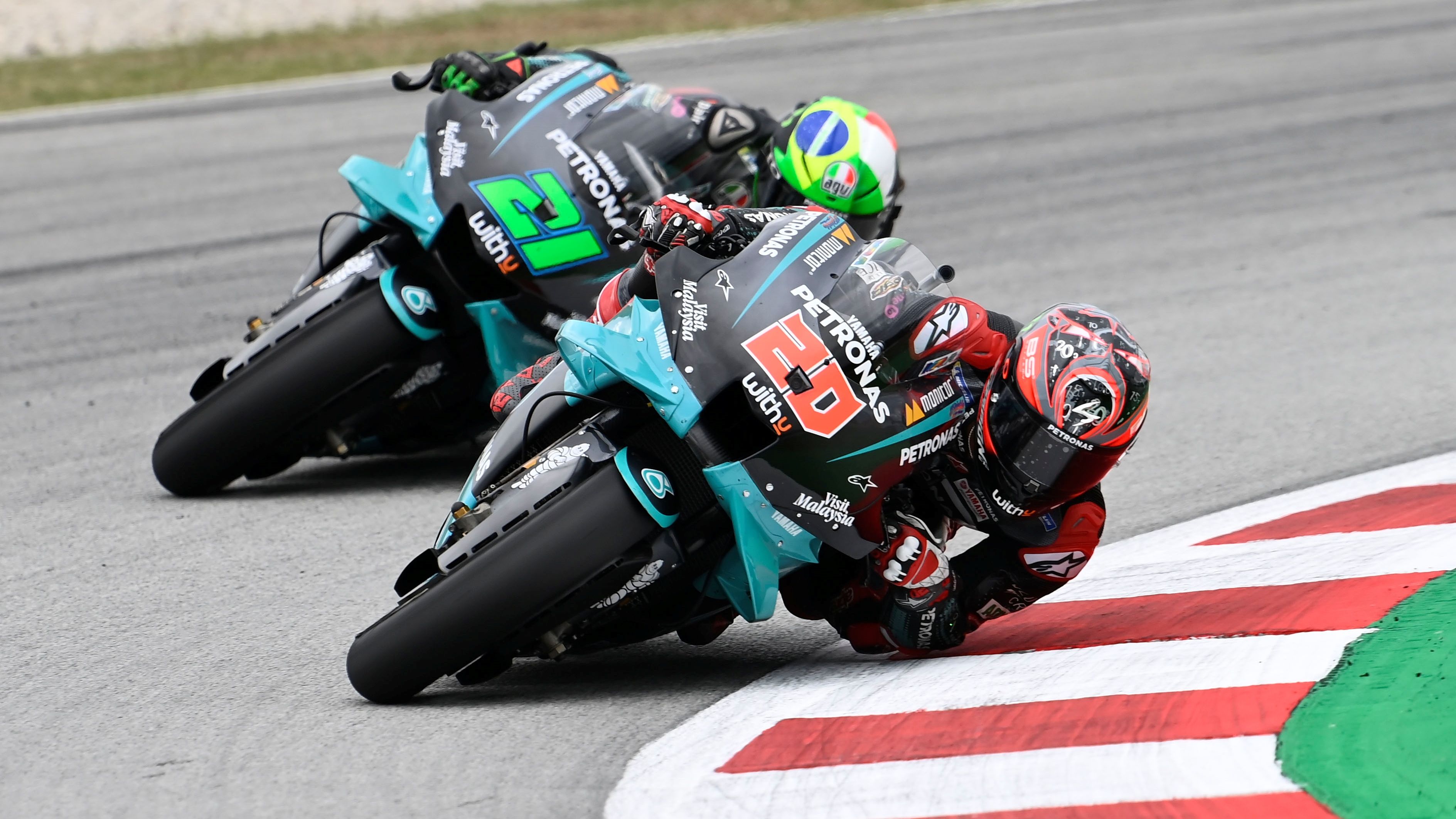 Fabio Quartararo tras superar a su compañero Franco Morbidelli