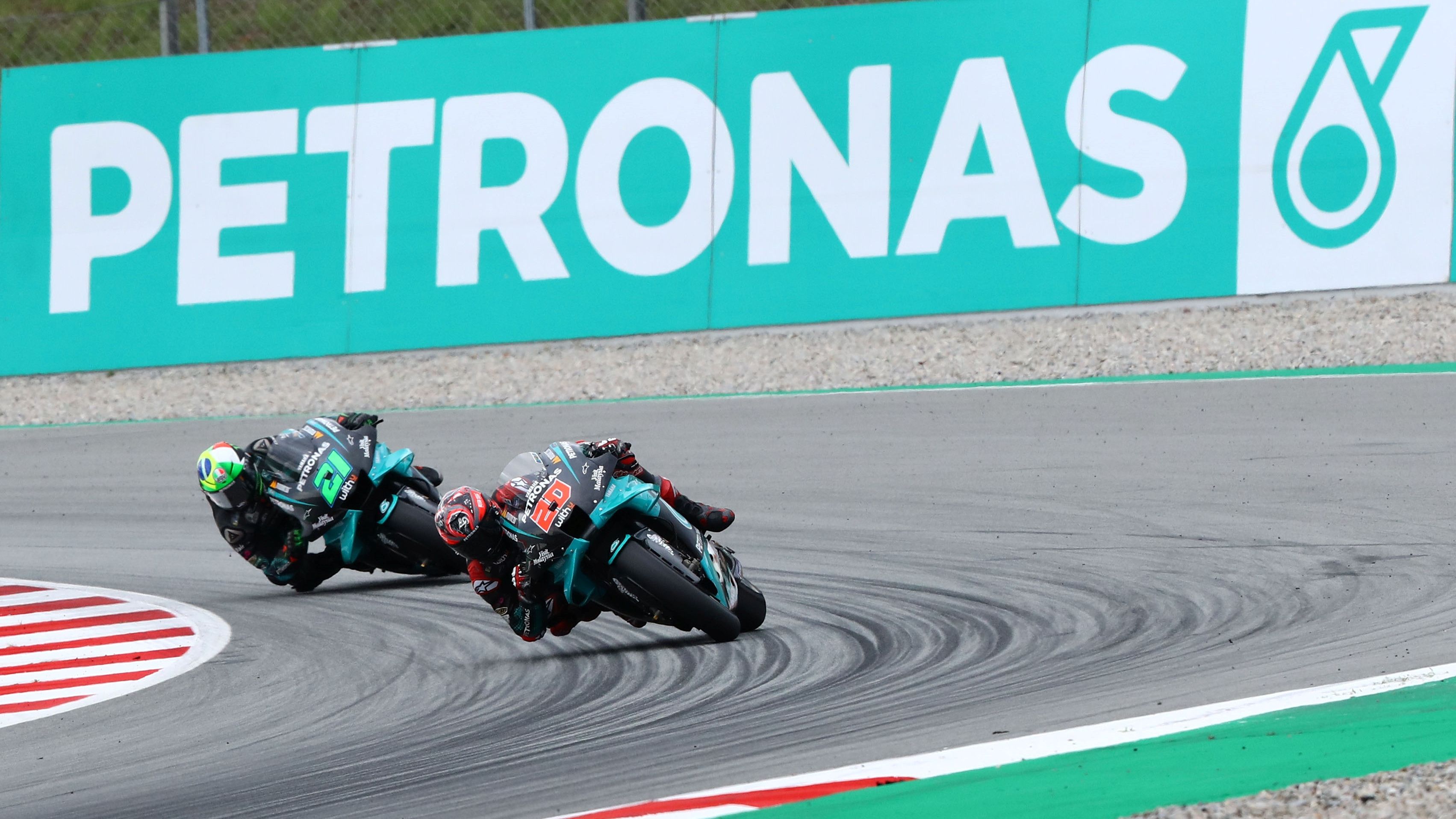 Fabio Quartararo y Franco Morbidelli con la publicidad de Petronas al fondo