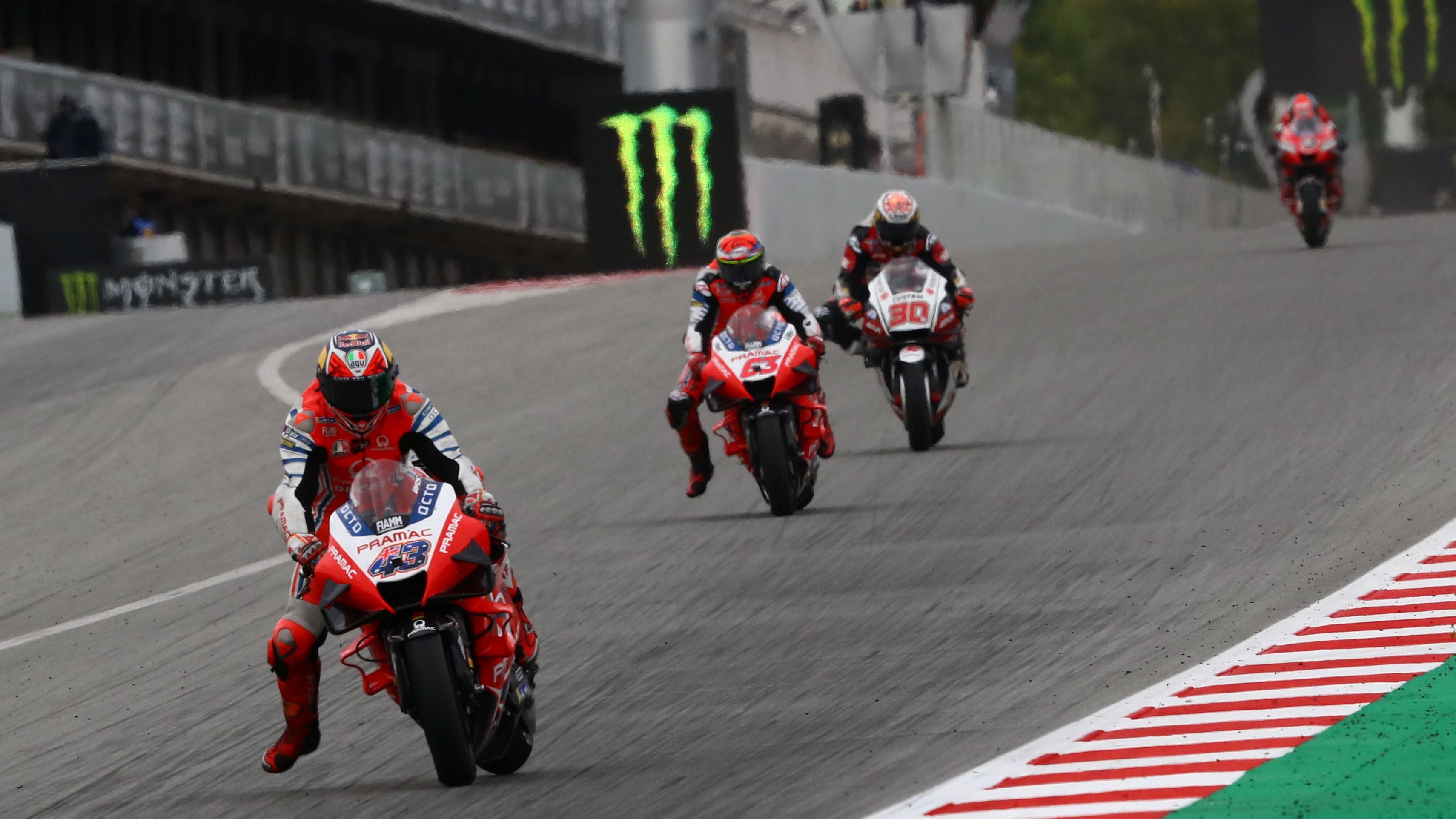 Jack Miller seguido a distancia de Pecco Bagnaia y Takaaki Nakagami