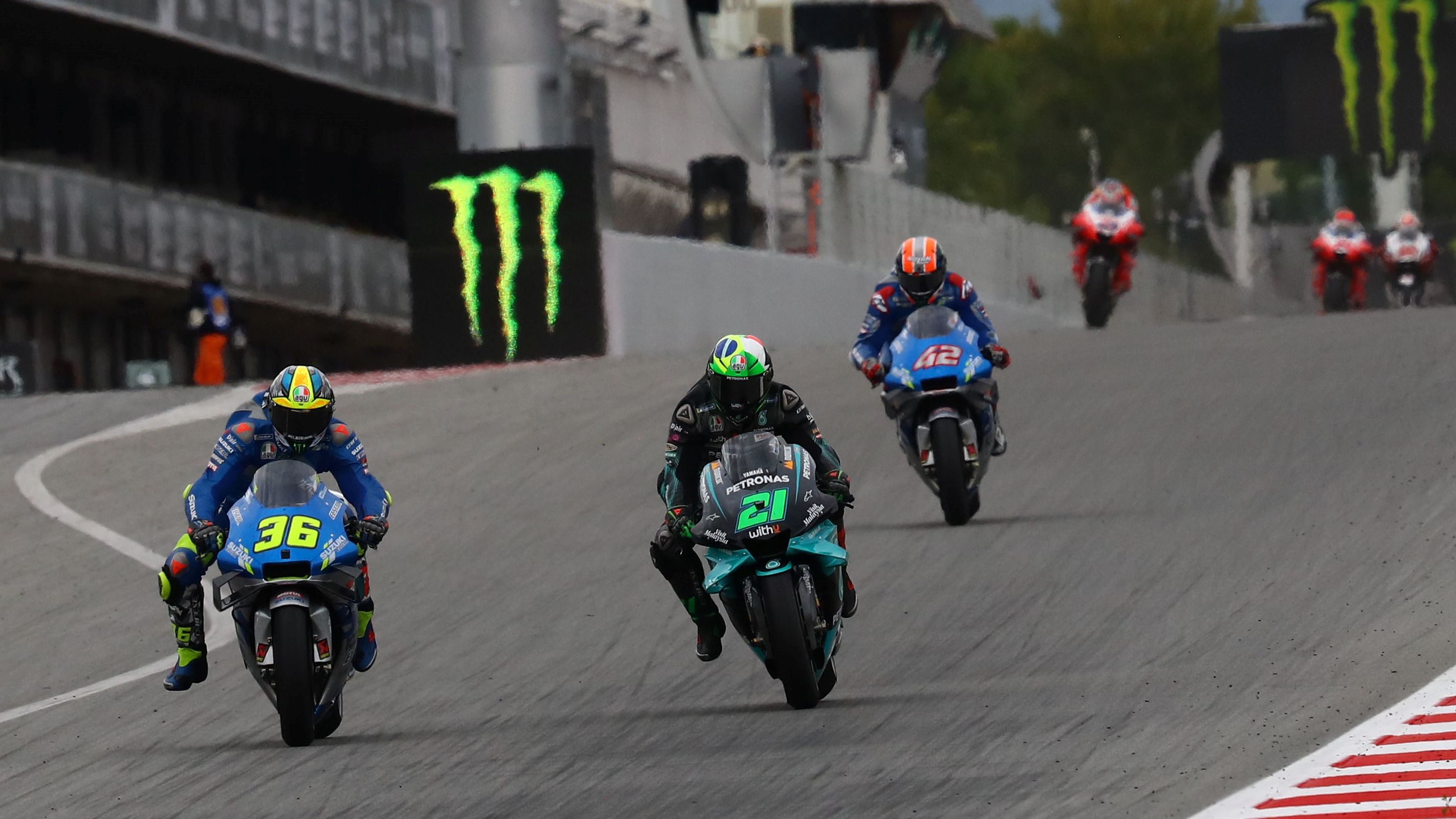 Joan Mir supera a Franco Morbidelli en presencia de Álex Rins