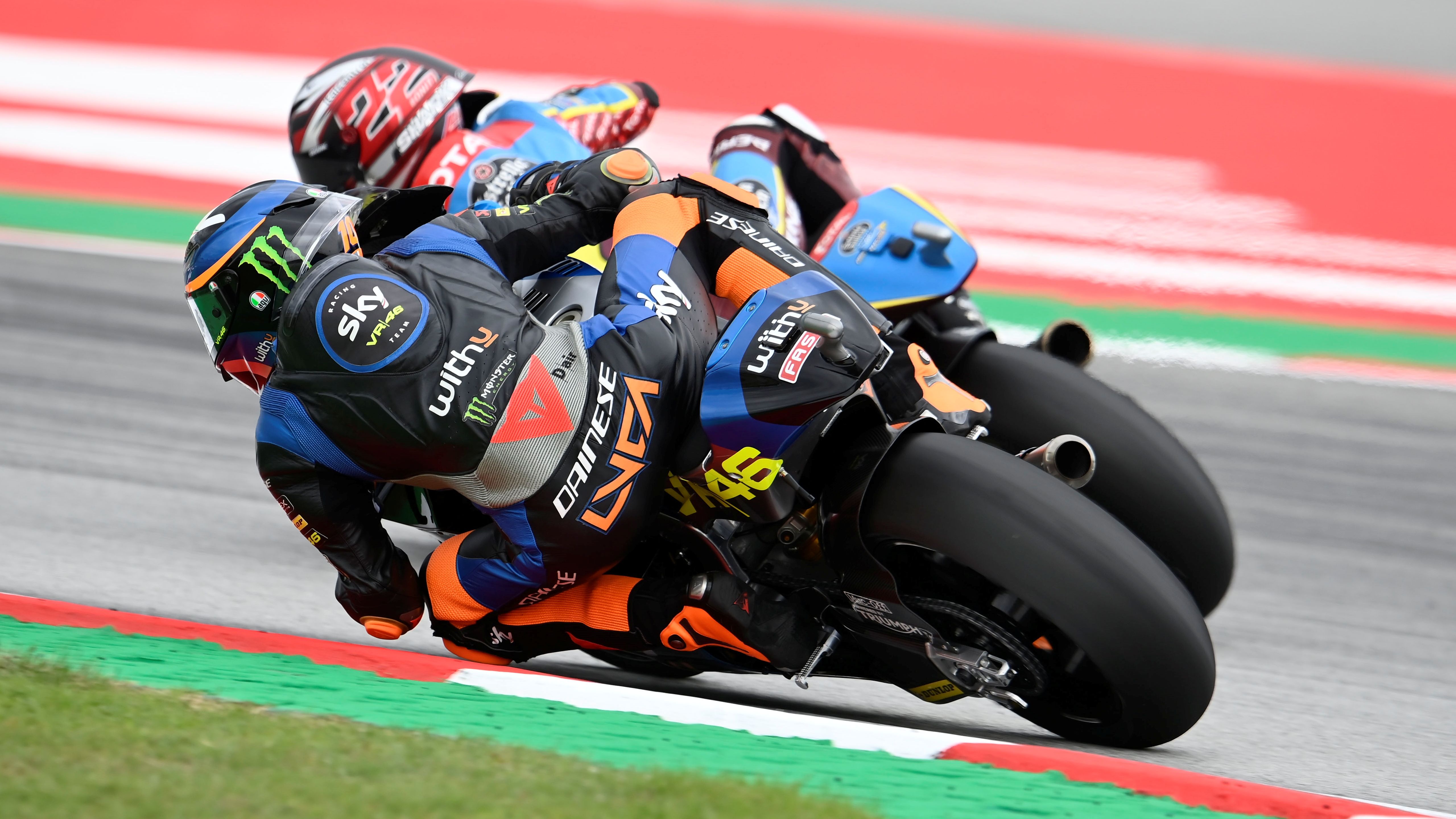 Luca Marini se cuela por el interior de Sam Lowes en el adelantamiento de la victoria
