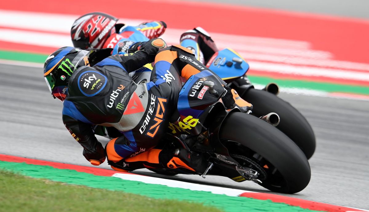 Luca Marini se cuela por el interior de Sam Lowes en el adelantamiento de la victoria Luca Marini se cuela por el interior de Sam Lowes en el adelantamiento de la victoria